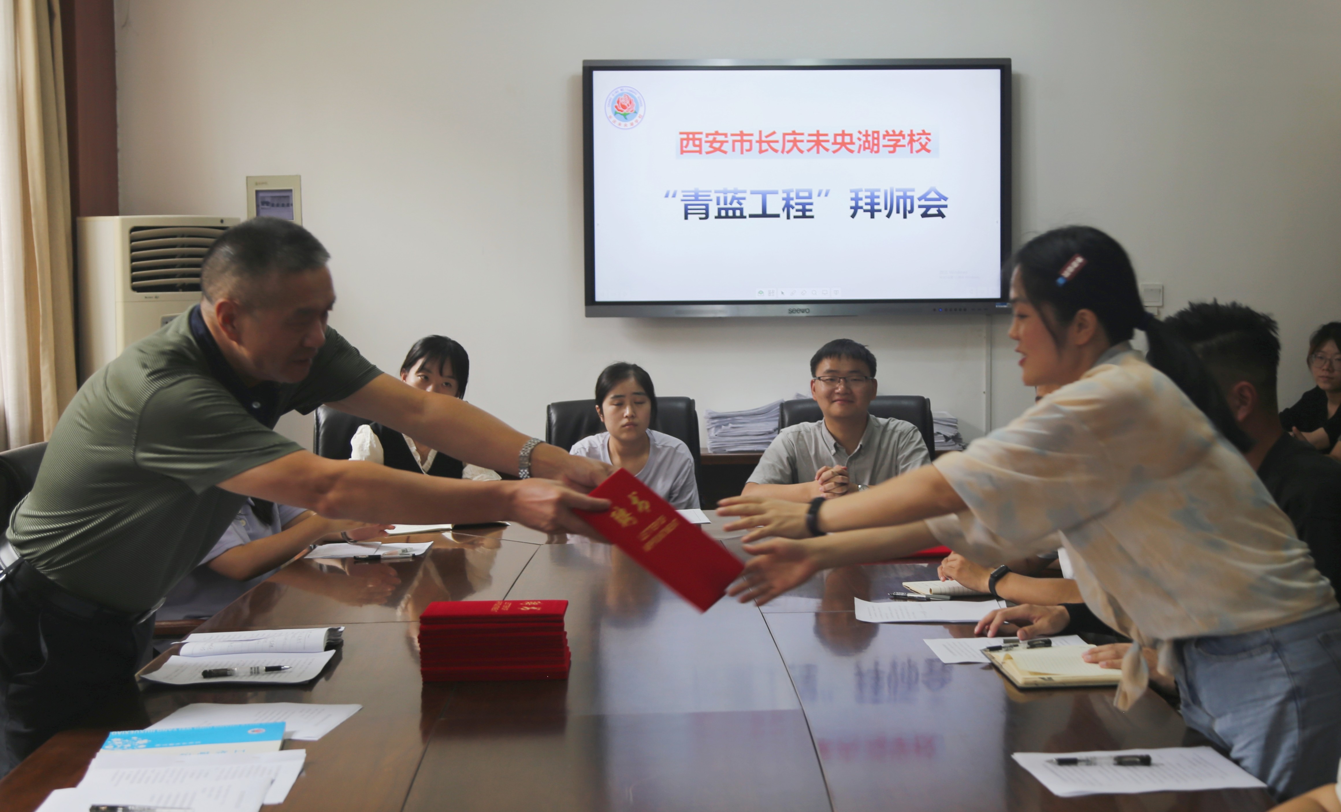 张吉高给导师颁发聘书