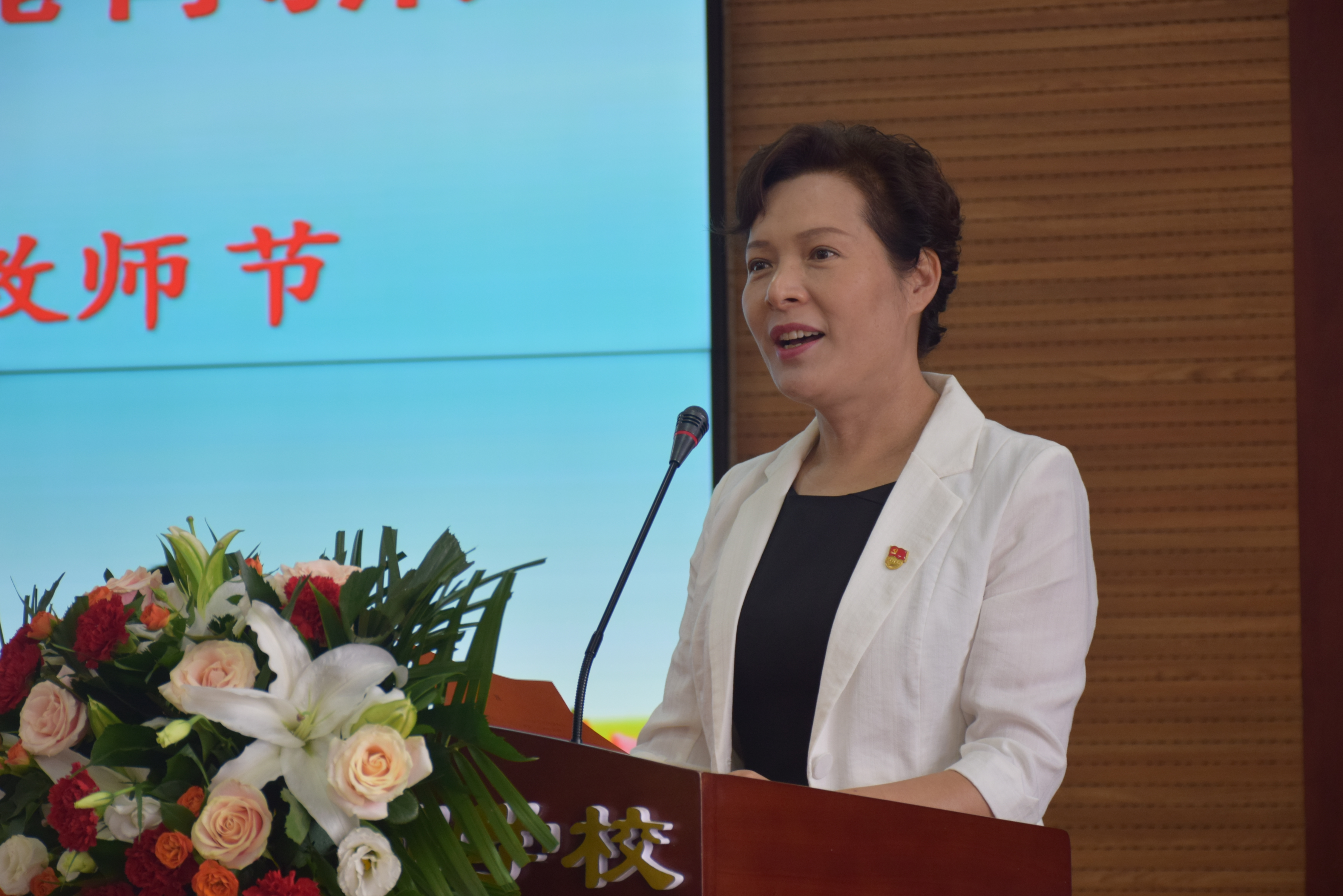 胡斗玲宣读《慰问信》