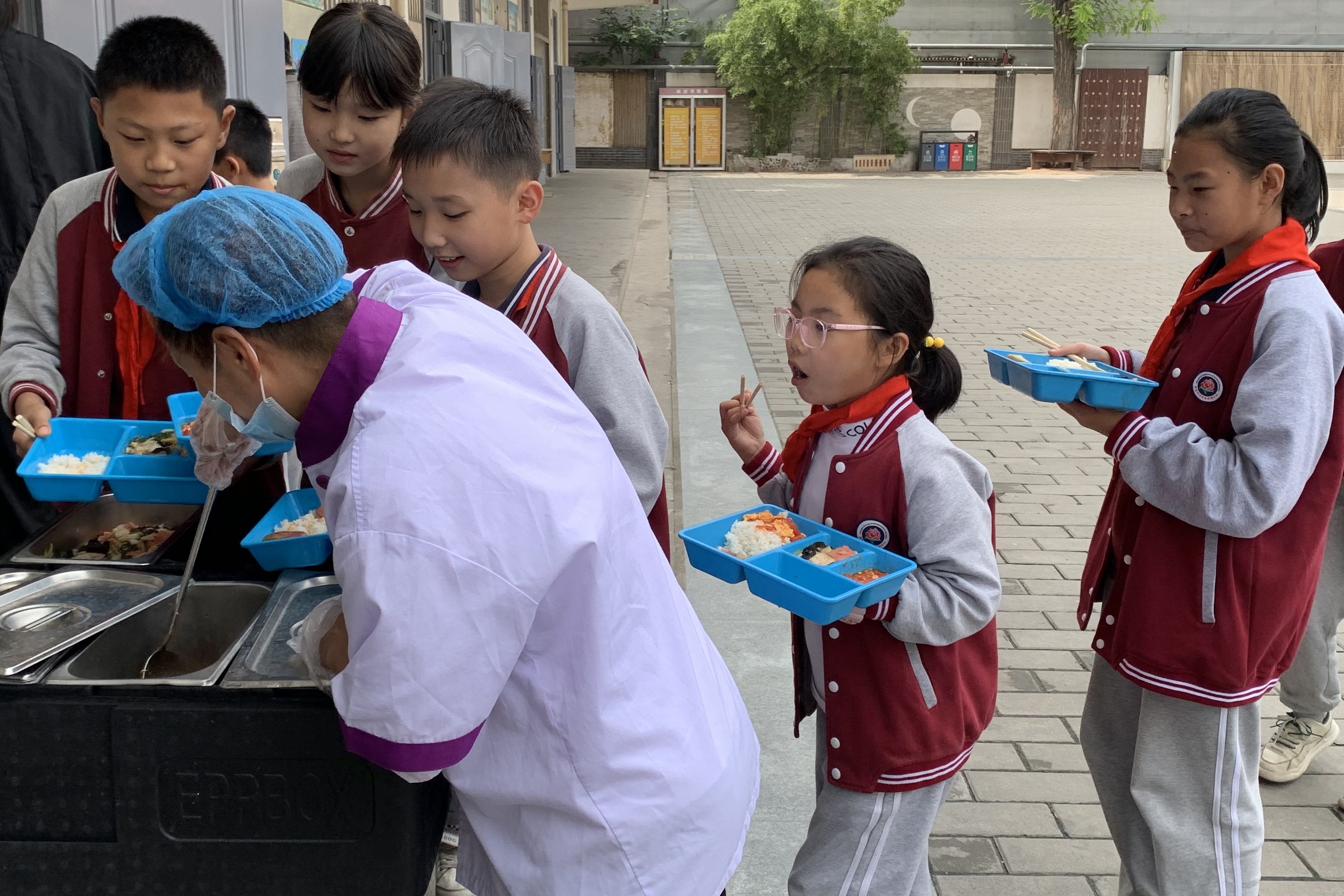 图为学生领取午餐