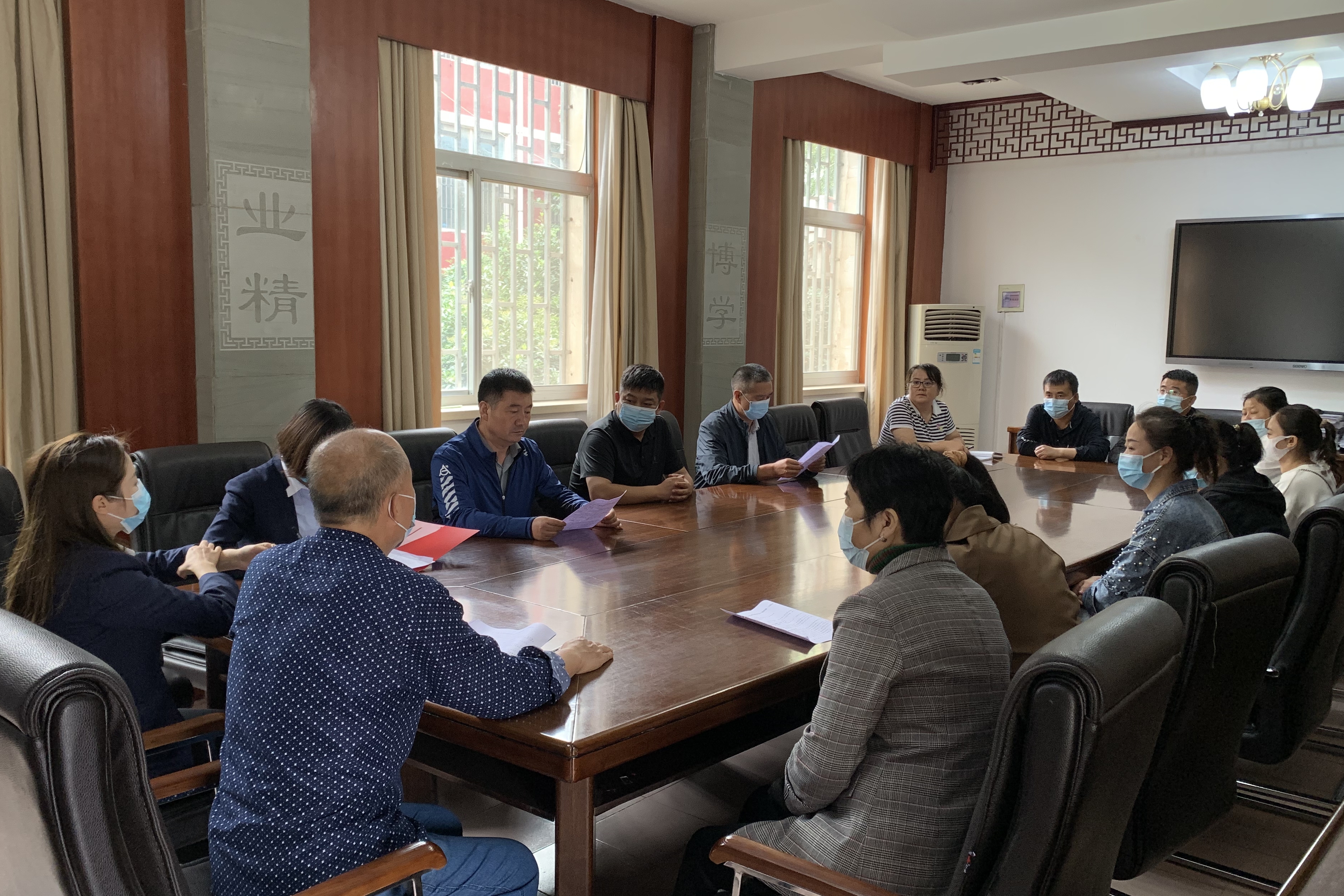 图为召开配餐三方协议会