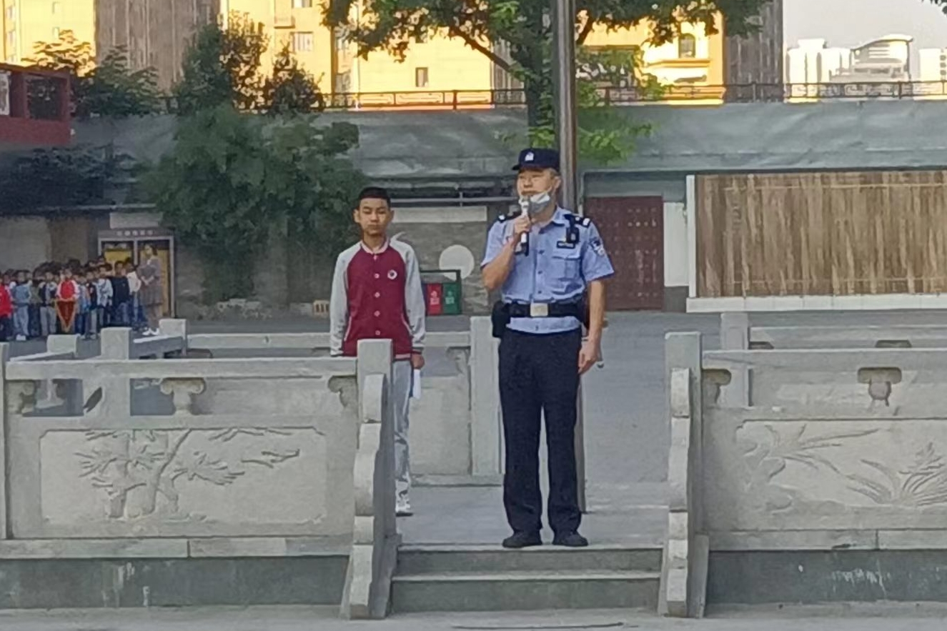 图为李伟峰进行法制教育