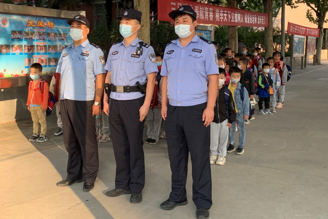 图为民警与学生一起聆听法制教育