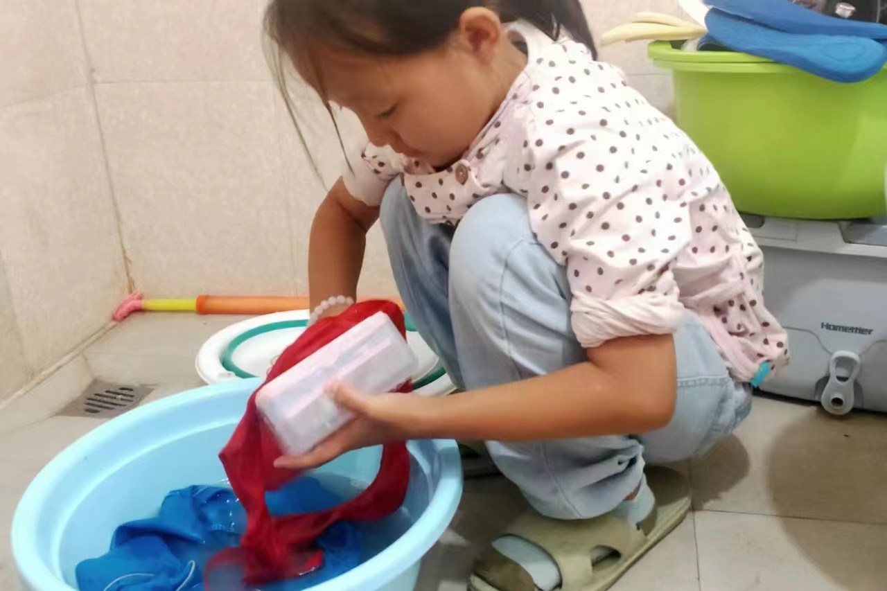 图为学生进行家务劳动