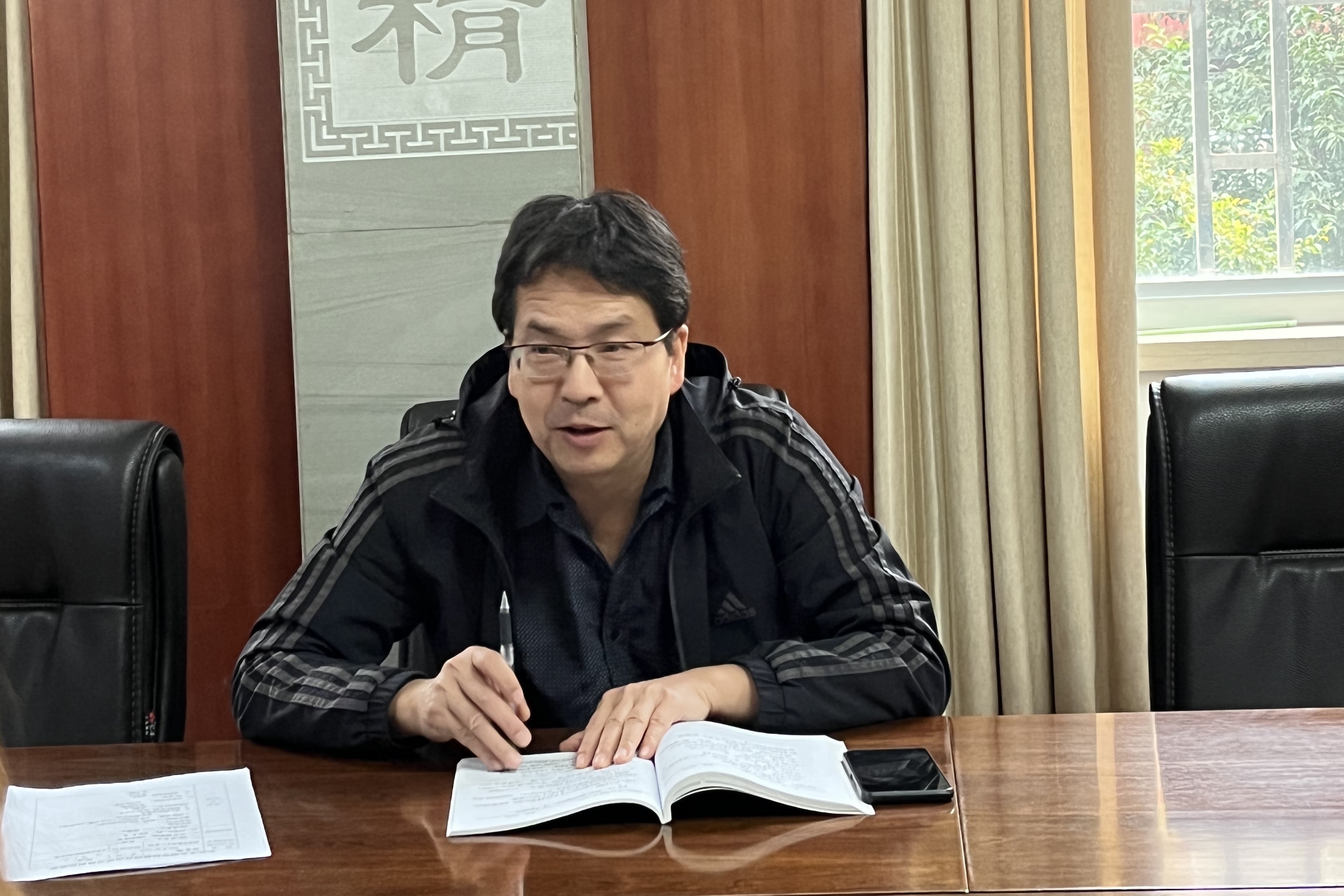 图为徐宏文总结讲评