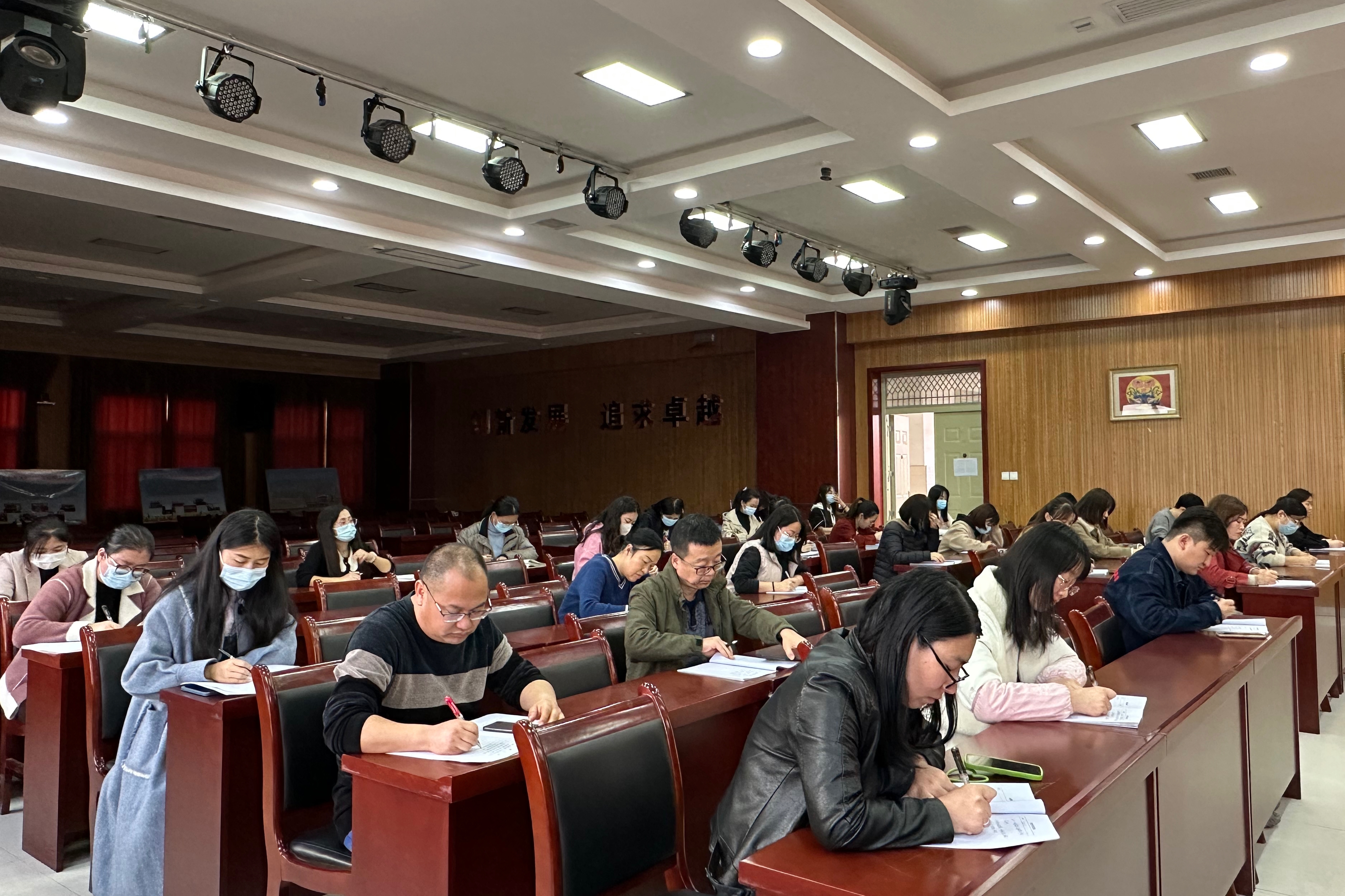 图为会议现场