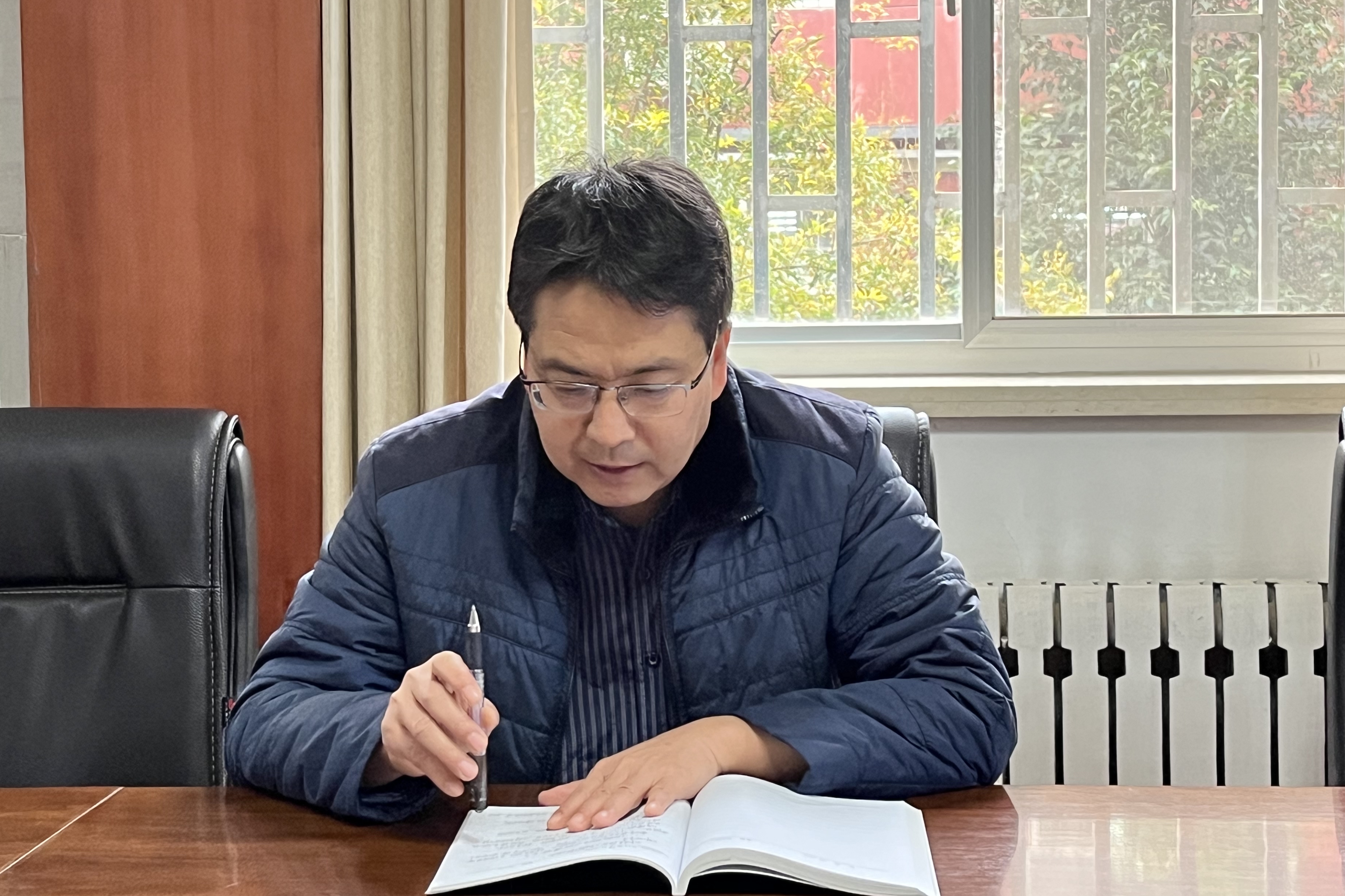 图为徐宏文总结工作