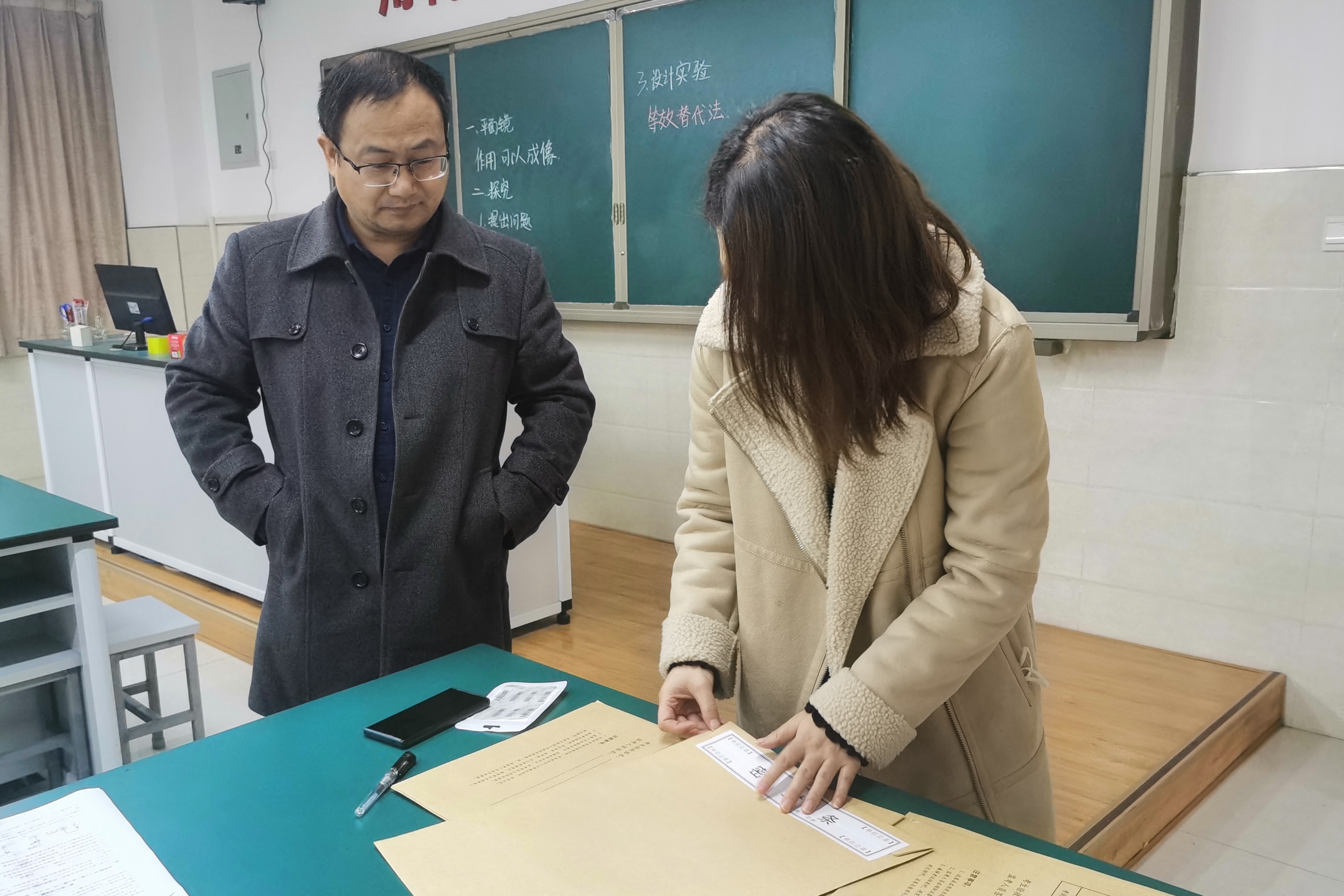图为未央区教研员监督启封试题