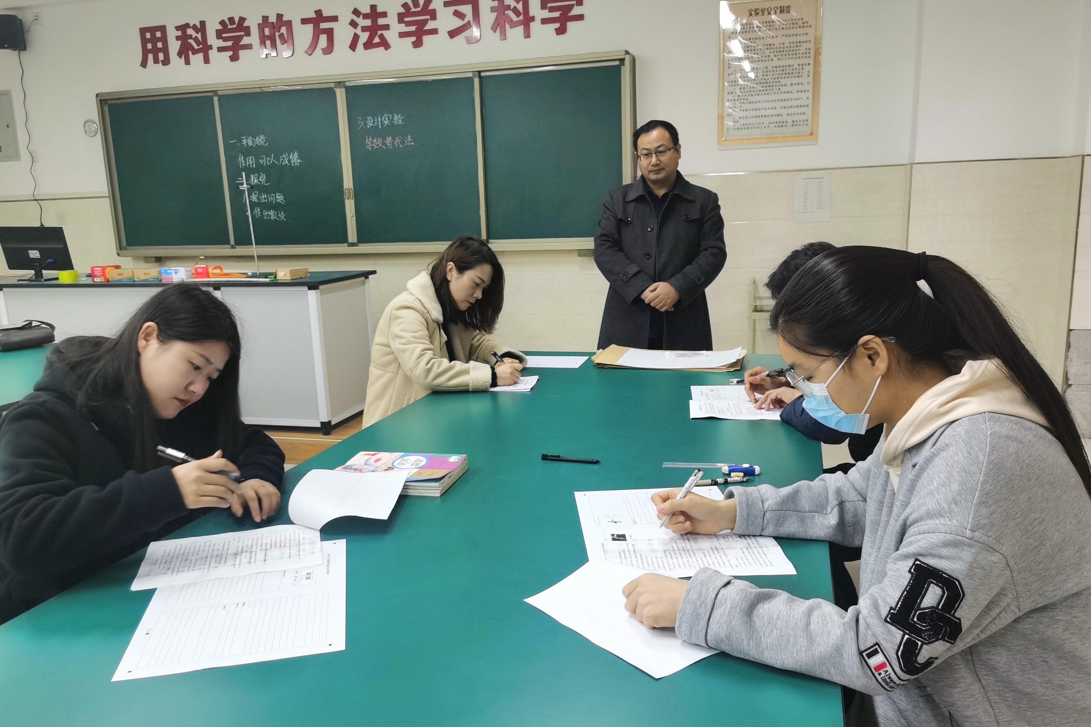 图为理化道法教师考试现场