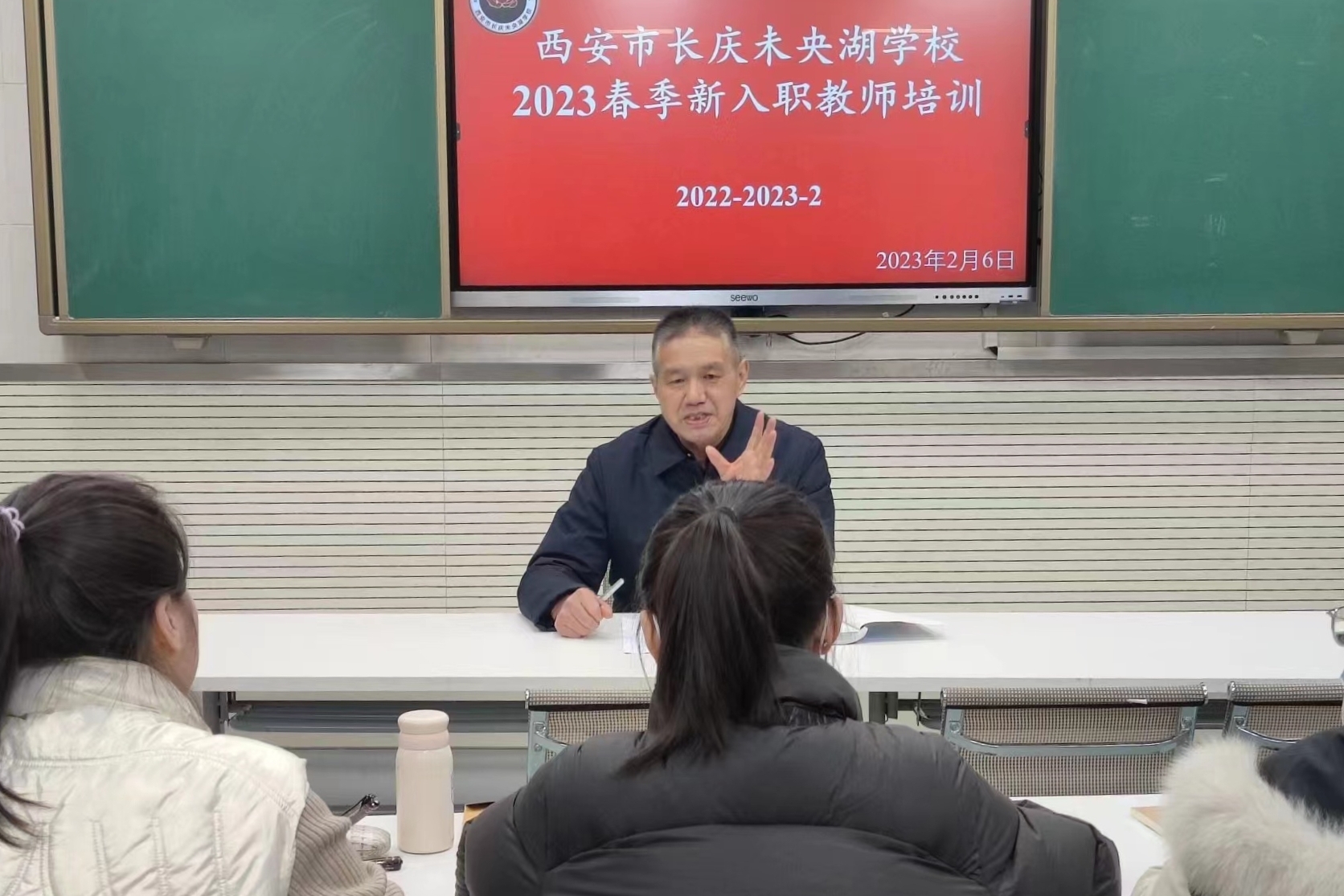 图为张吉高讲话