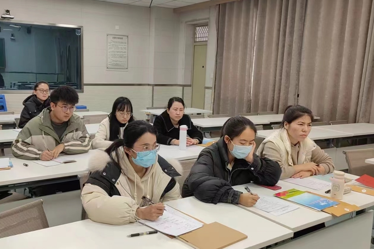 新入职教师认真培训