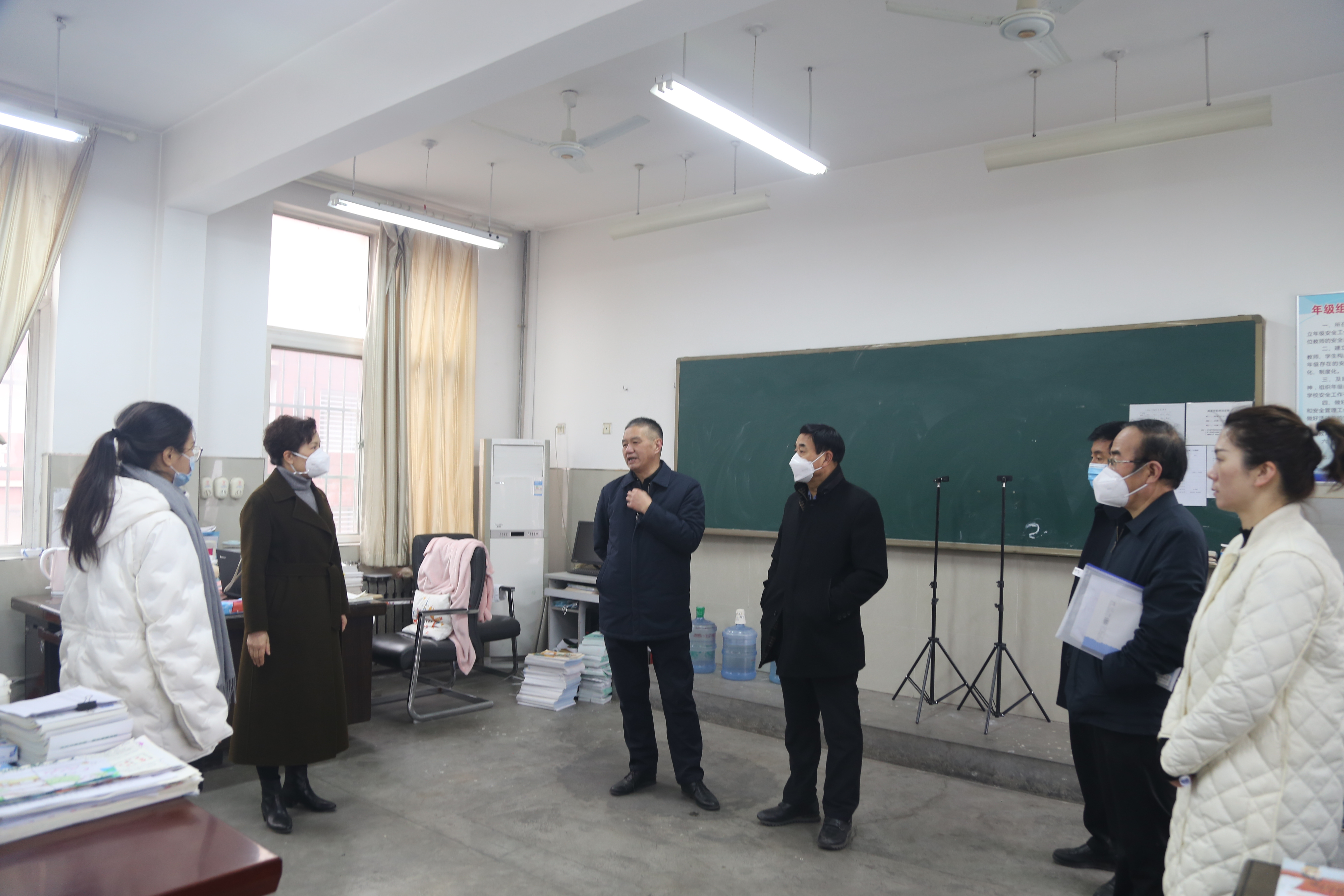 胡斗玲与毕业年级教师交谈，了解复习备考工作