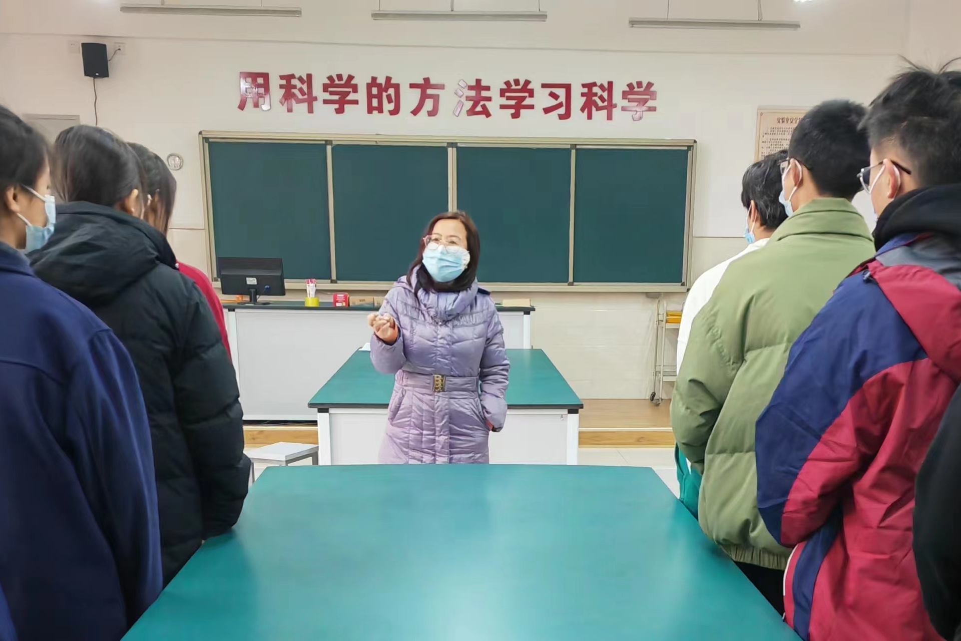 图为班主任进行点评