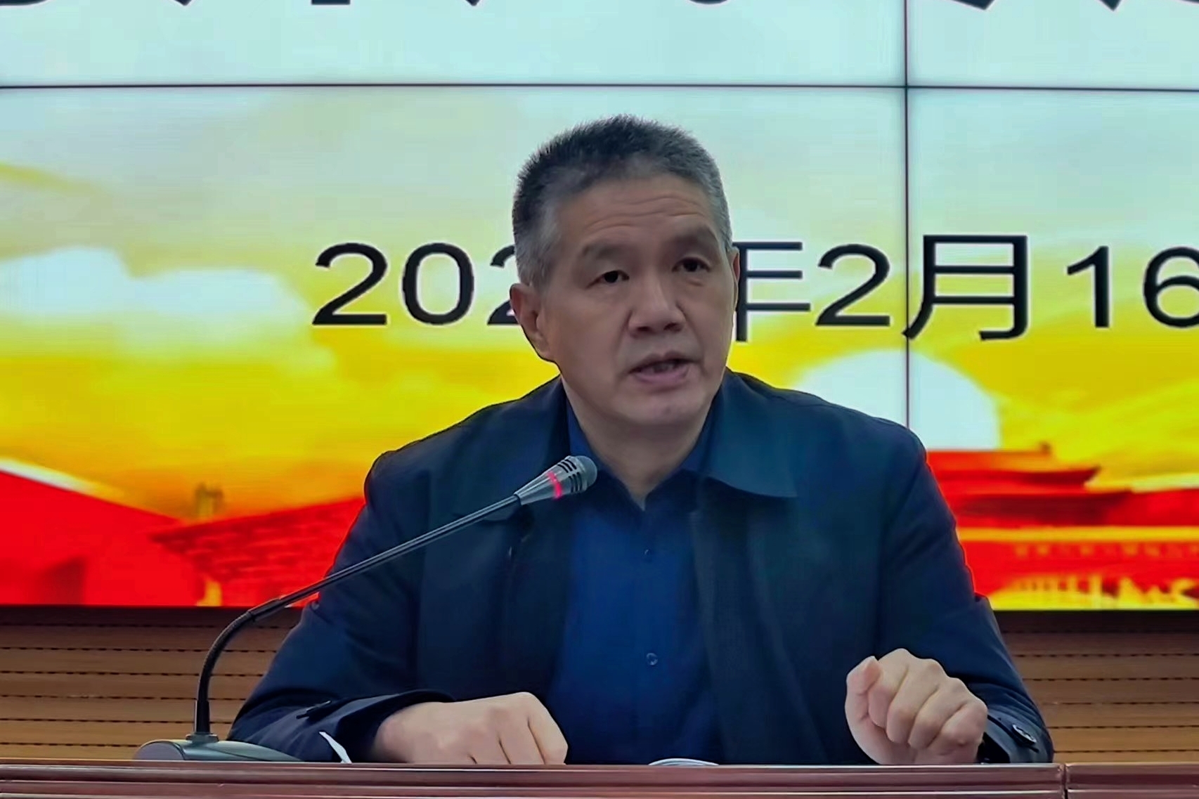 图为张吉高讲话