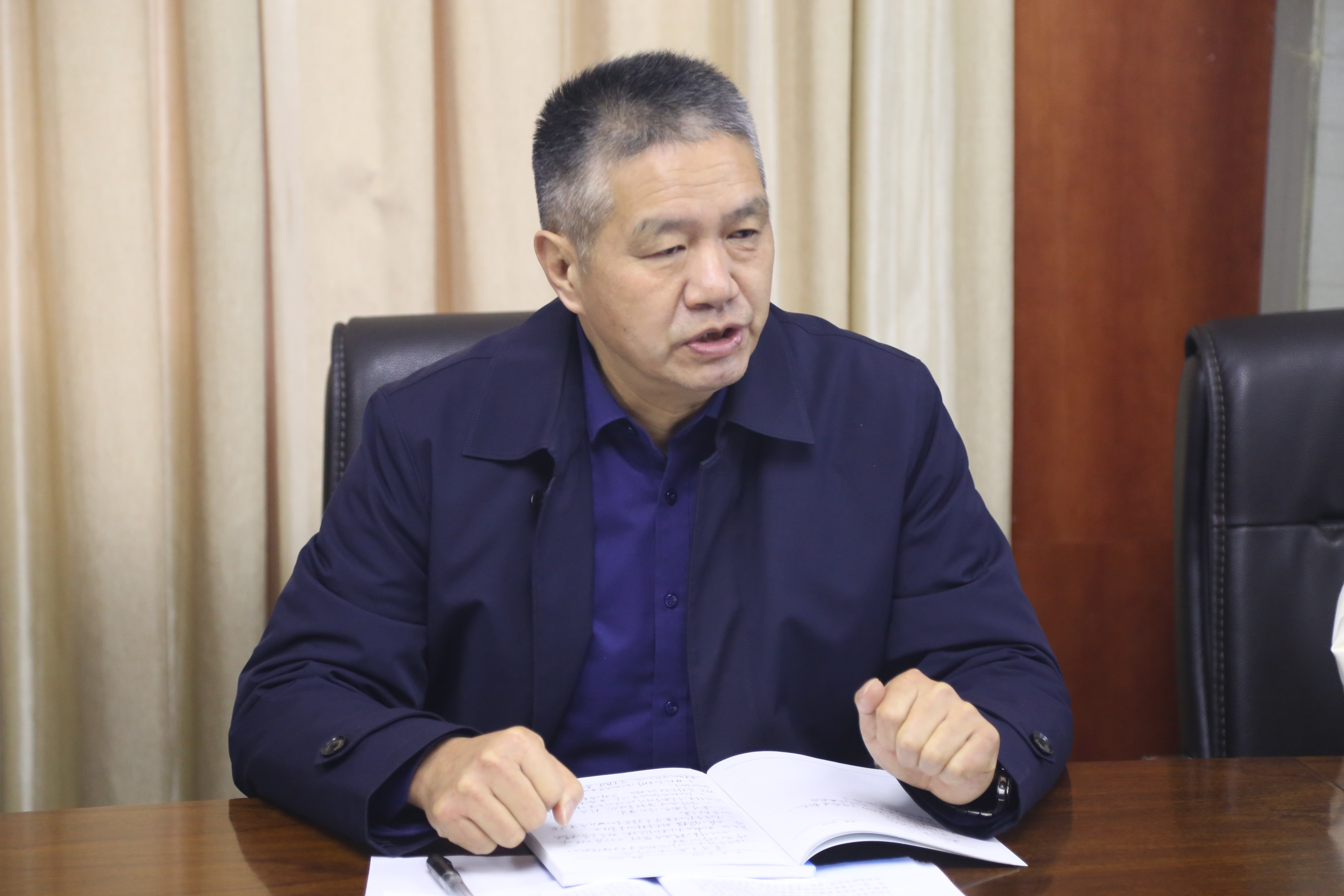 图为张吉高讲话