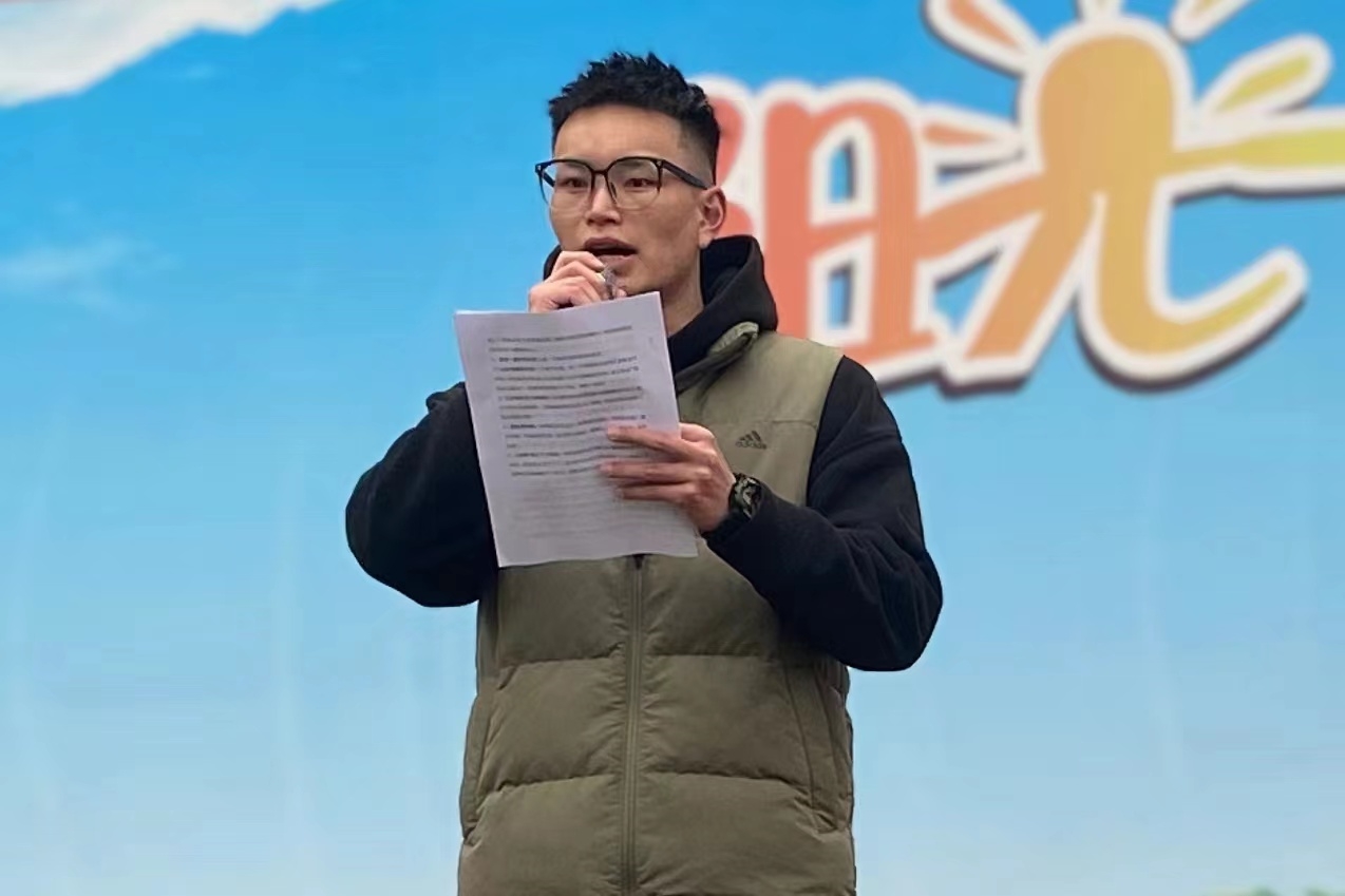 晏忠涛对学生进行教育