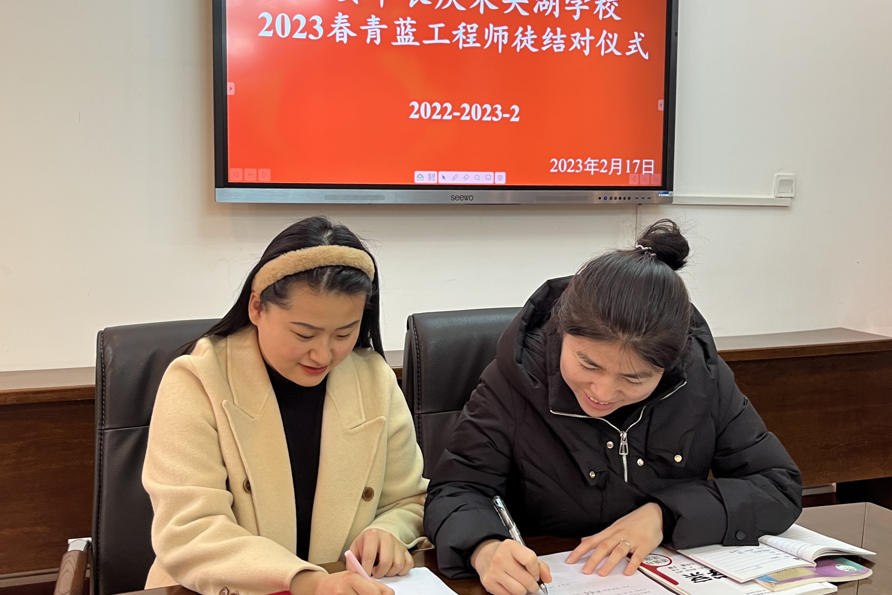 图为师徒签订协议