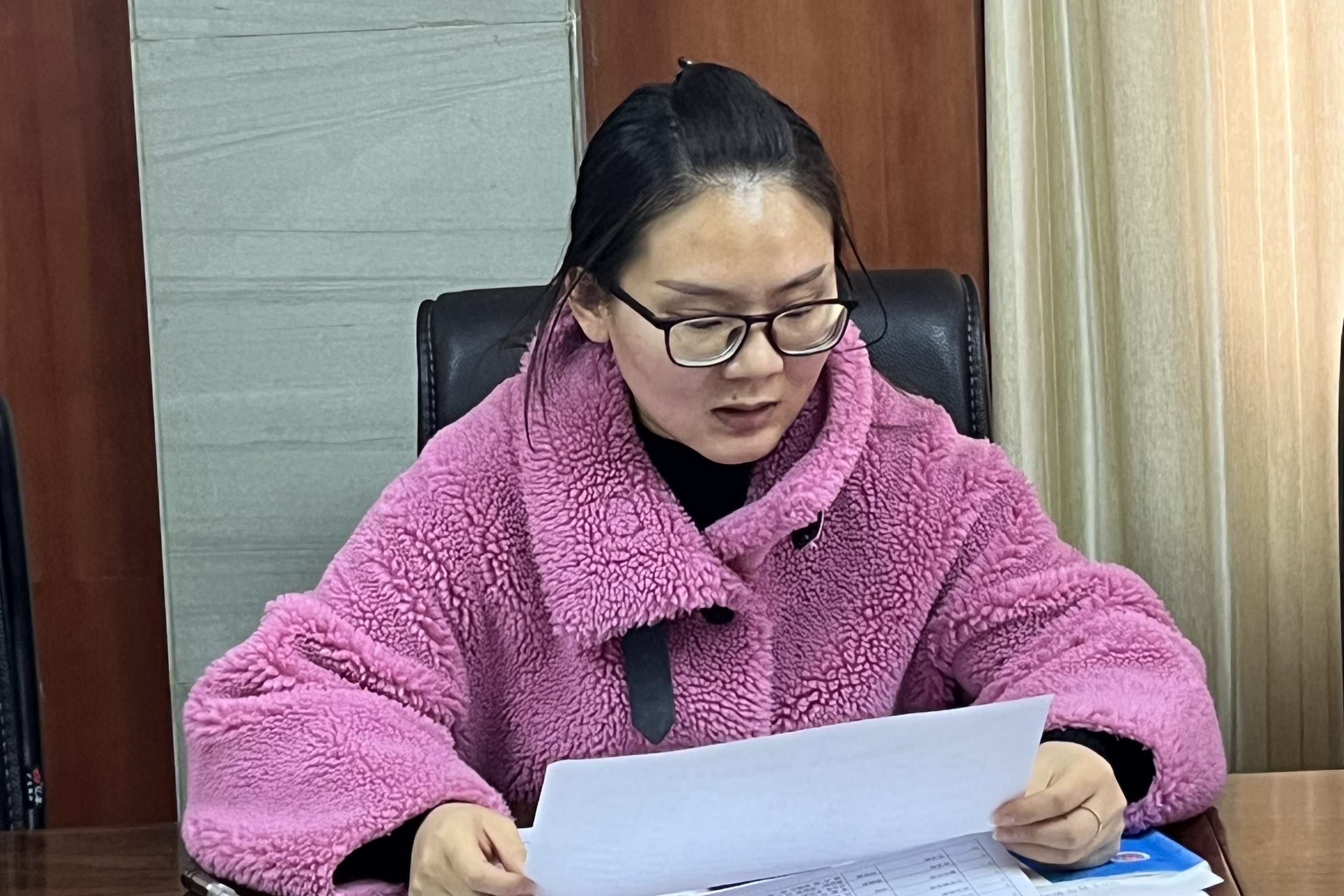 图为陈思萌宣读教研组长名单