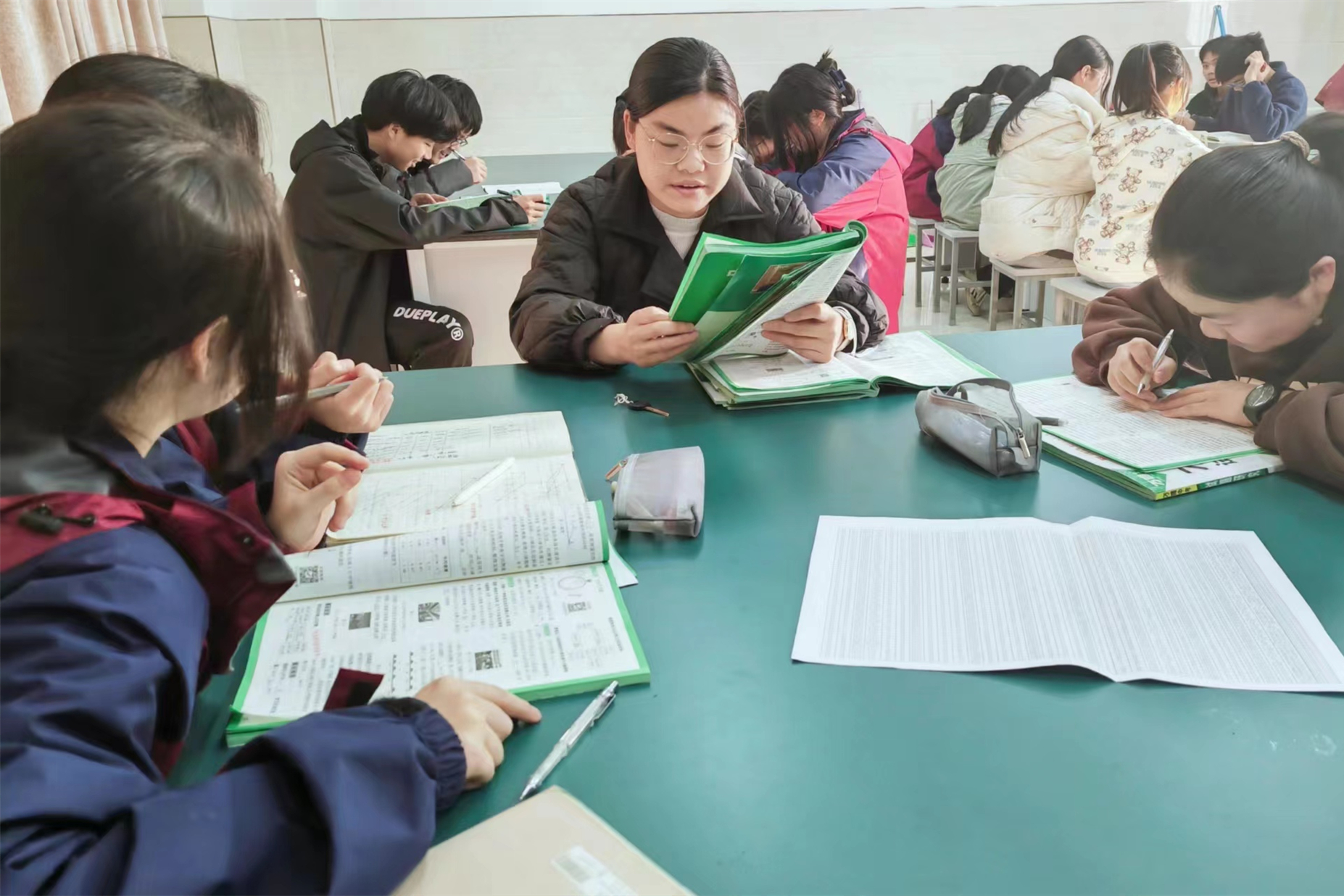 图为初三教师进行辅导