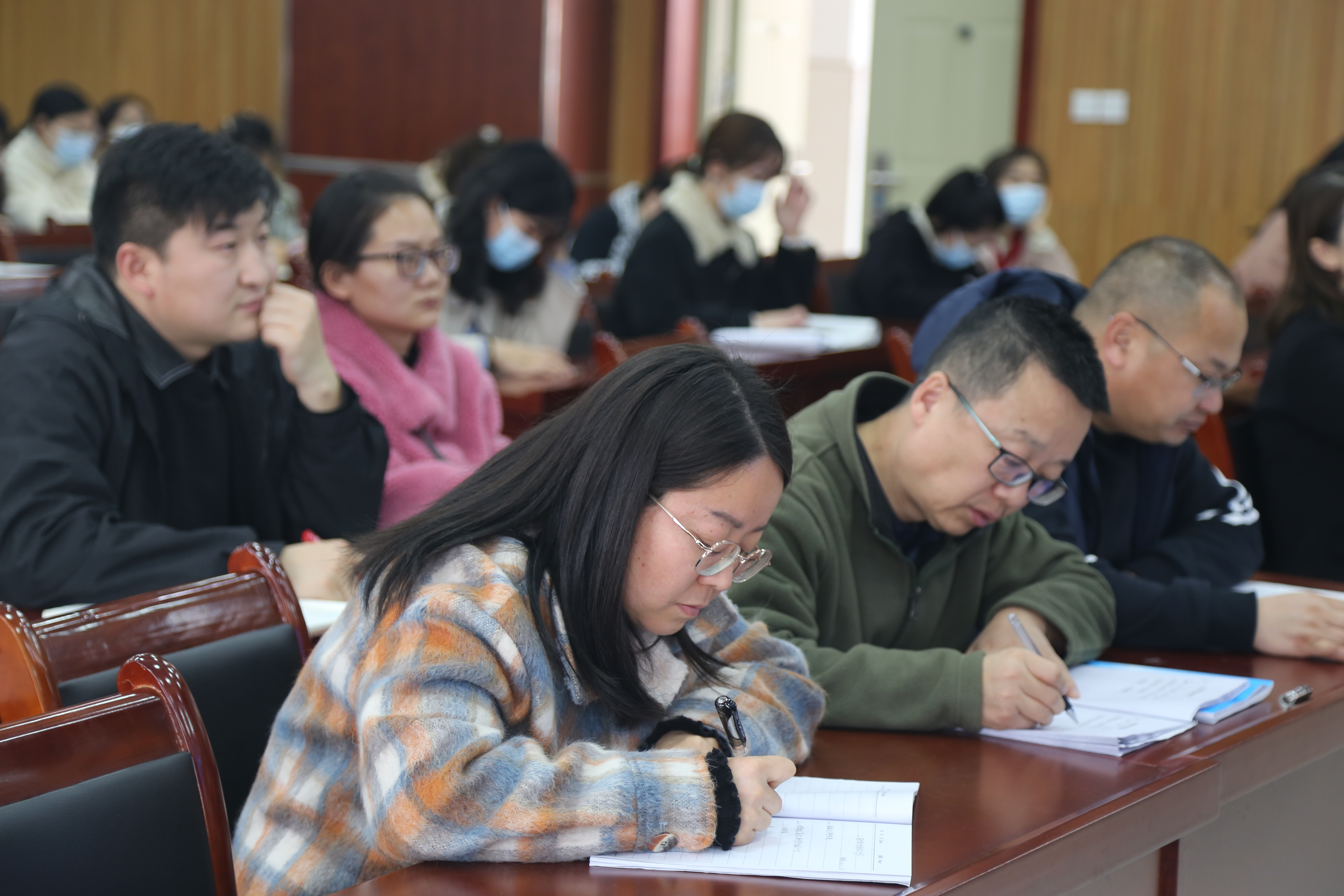 教师认真听会