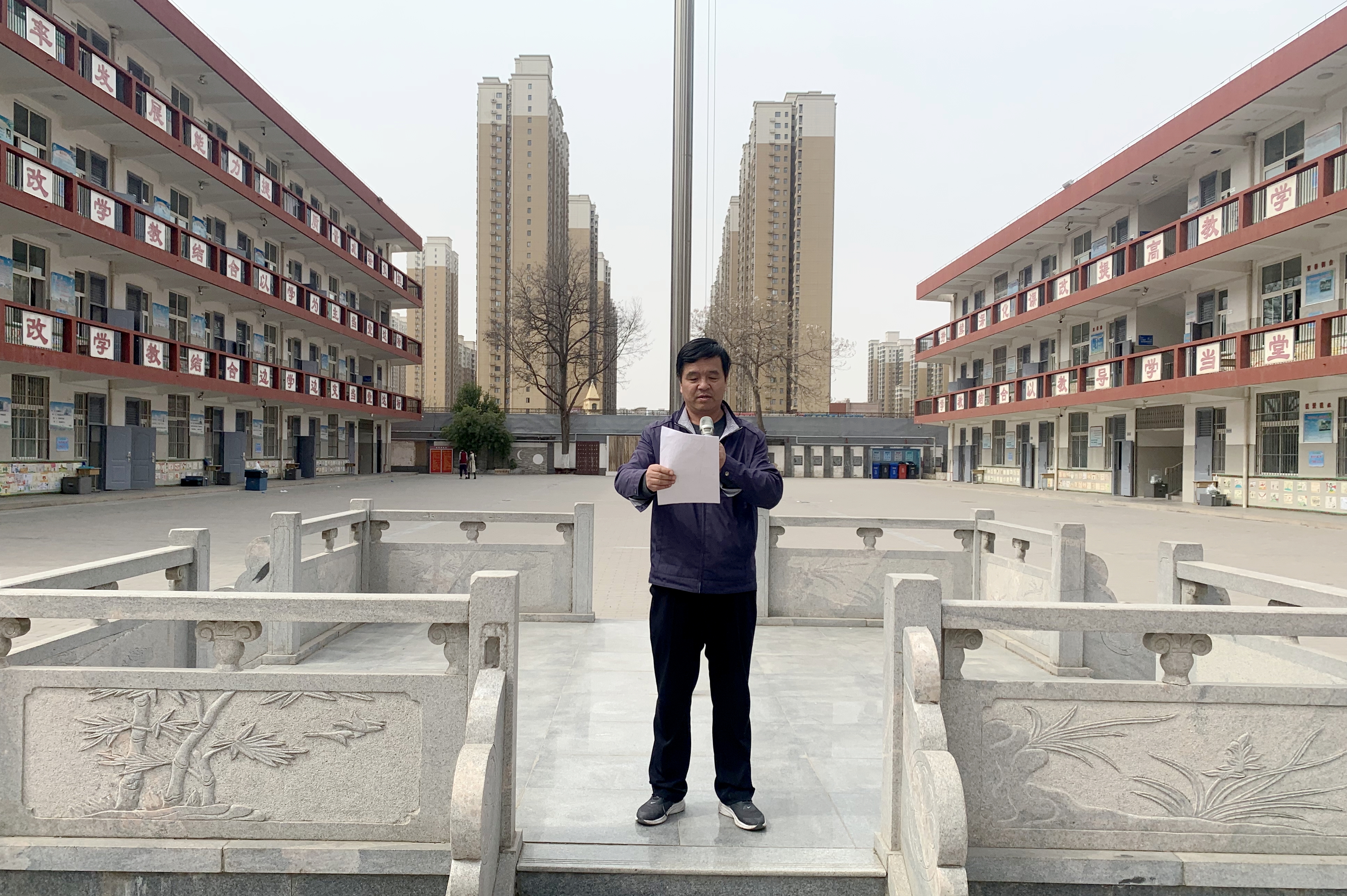 刘亚军利用晨会进行防踩踏安全教育