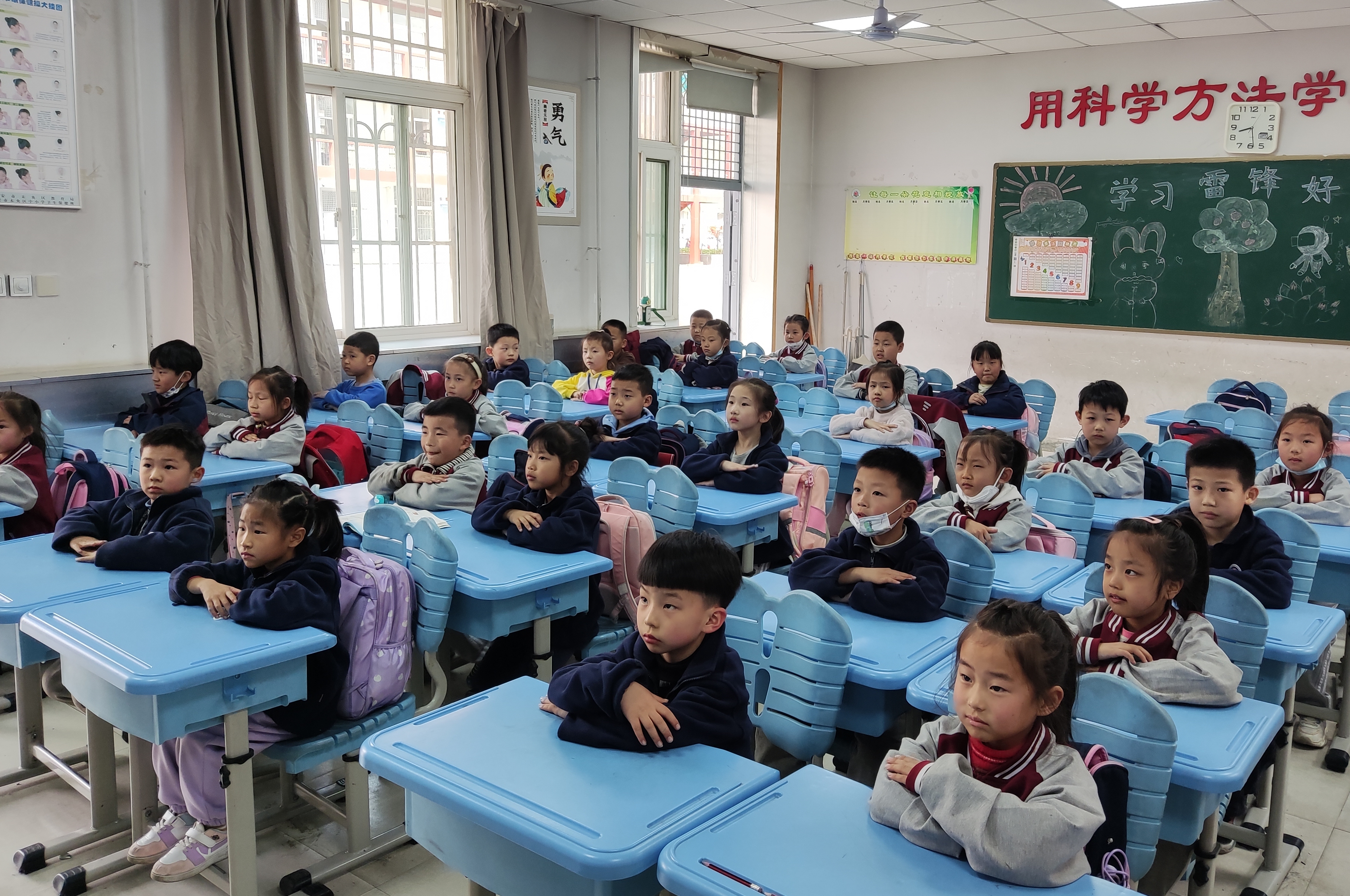学生观看踩踏视频
