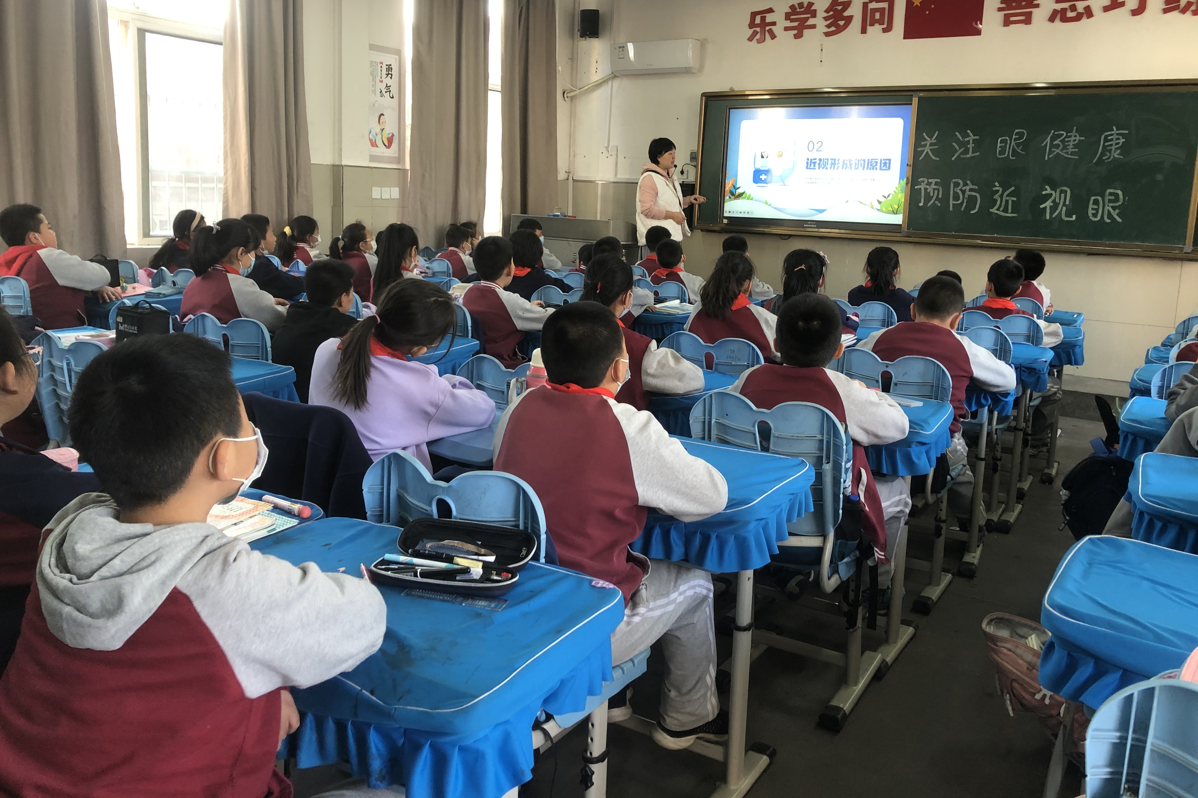 图为老师耐心讲解