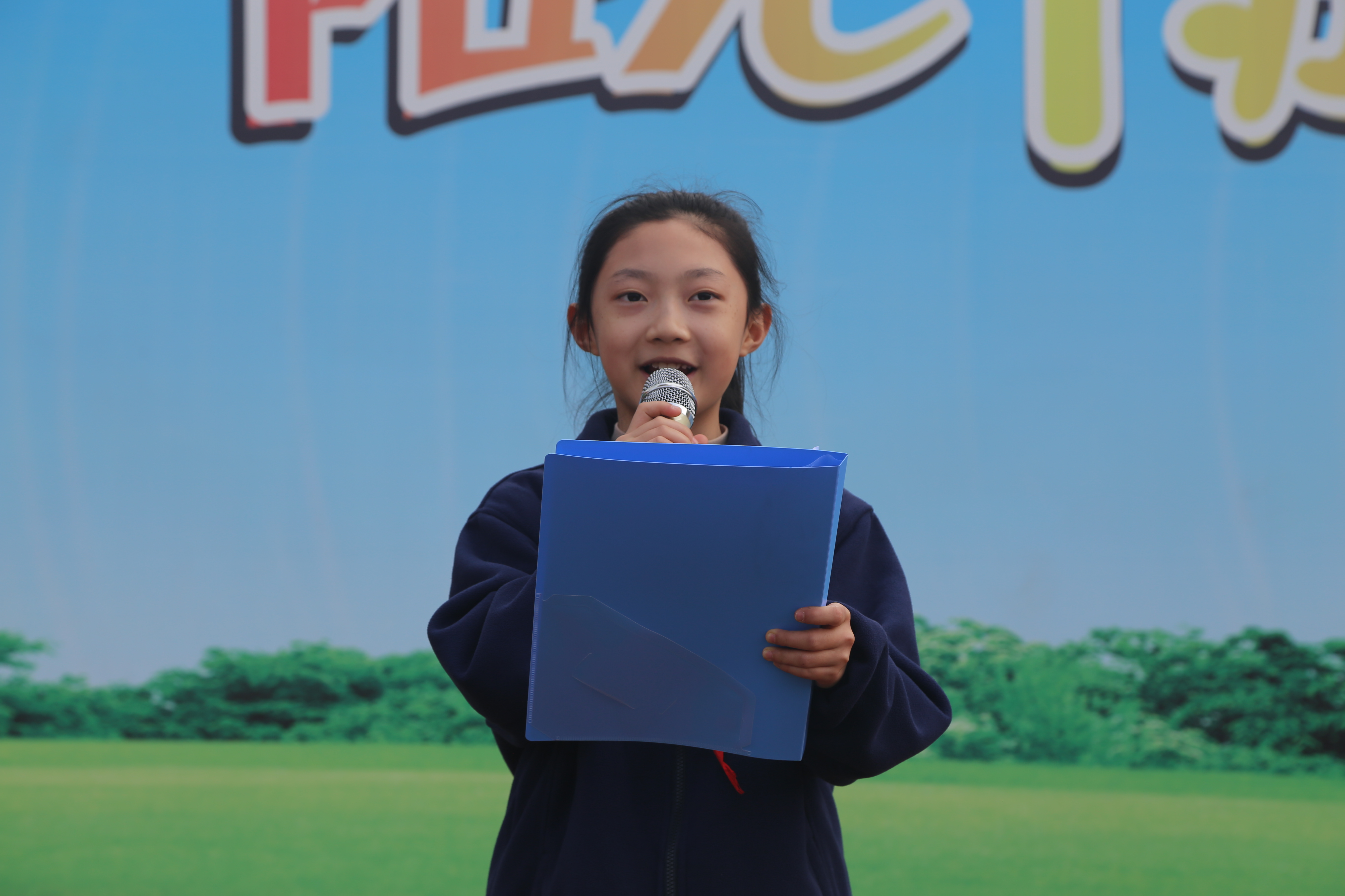 学生代表赵鑫雨宣读《读书倡议书》