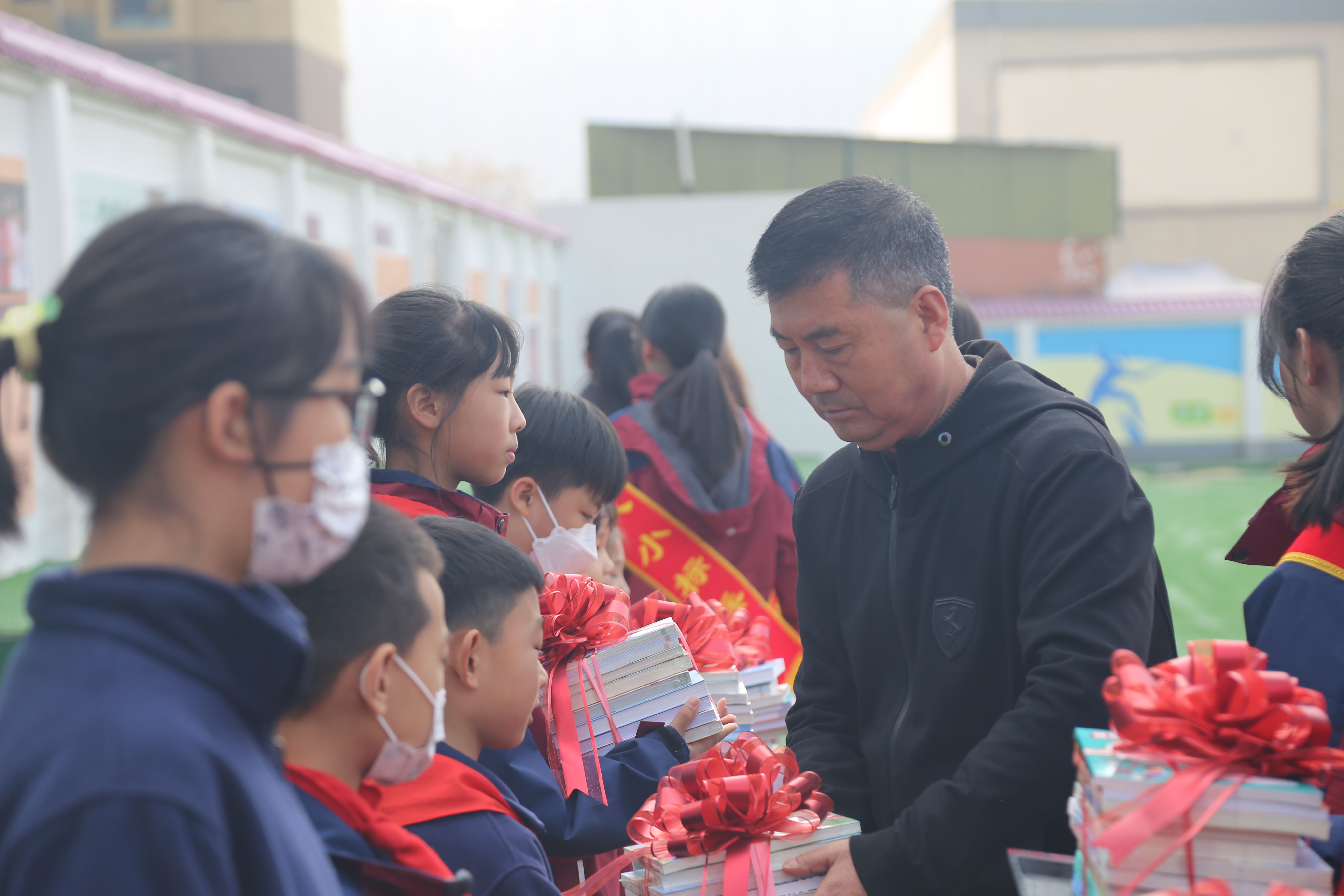 窦兴武为学生代表赠书