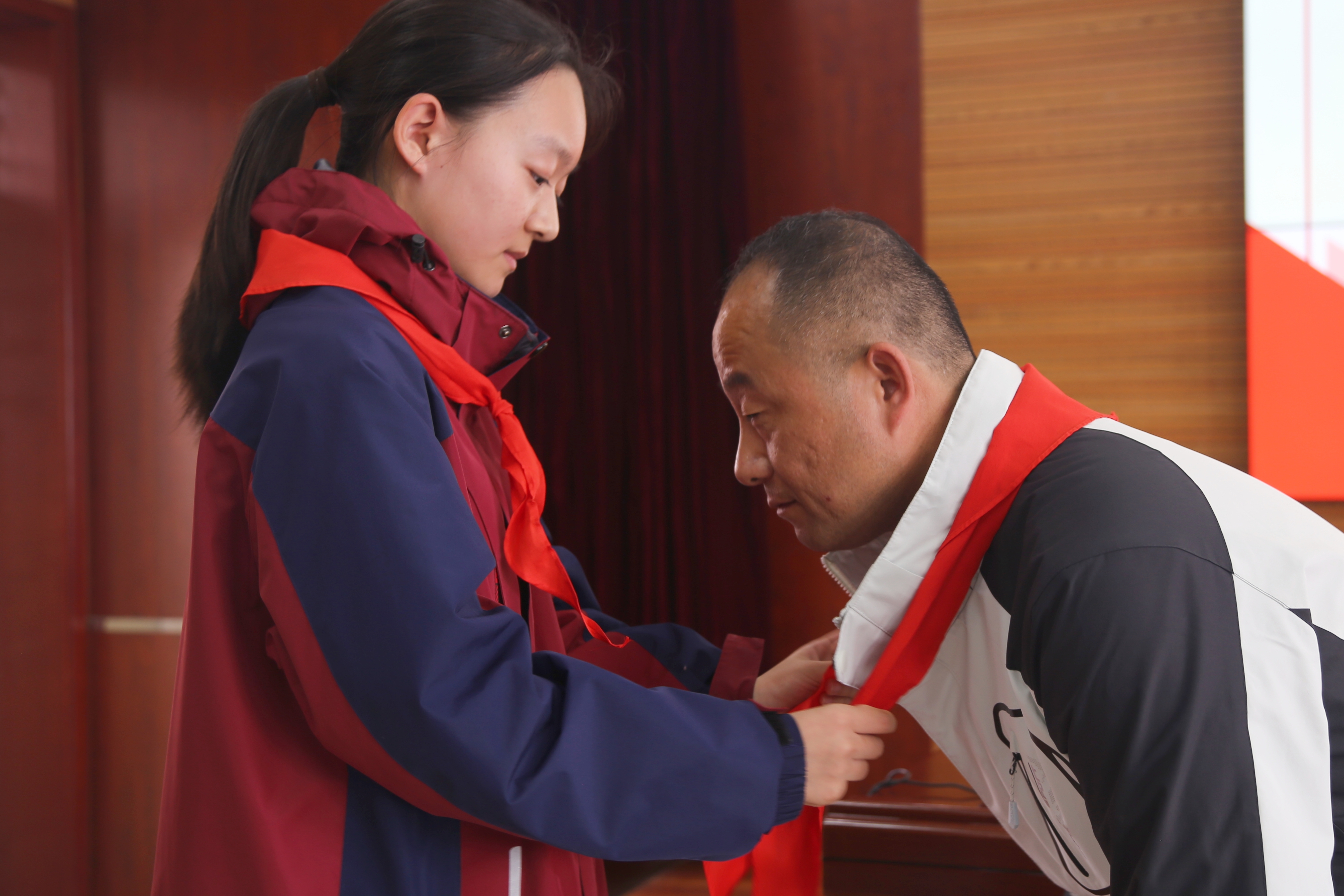少先队员为张军佩戴红领巾