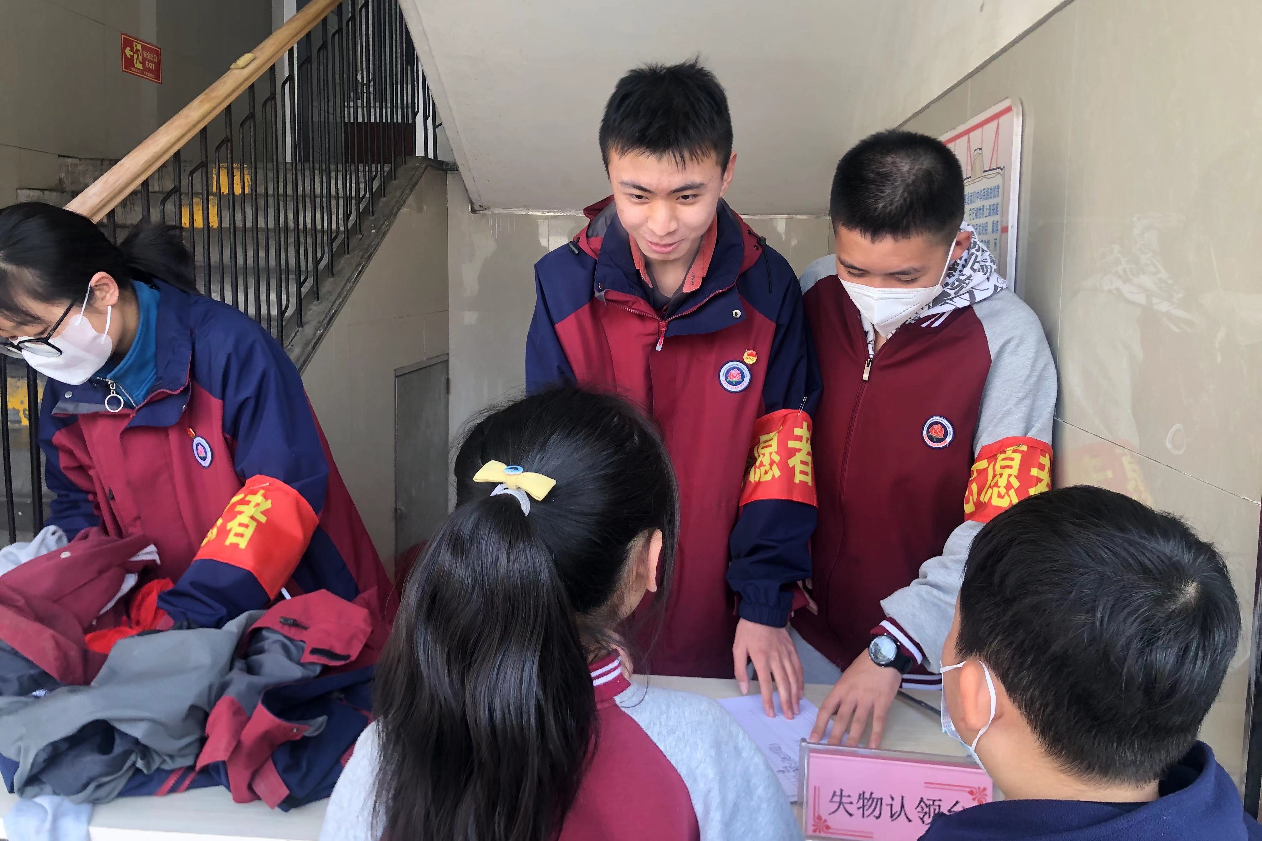 图为青年志愿者进行失物认领服务