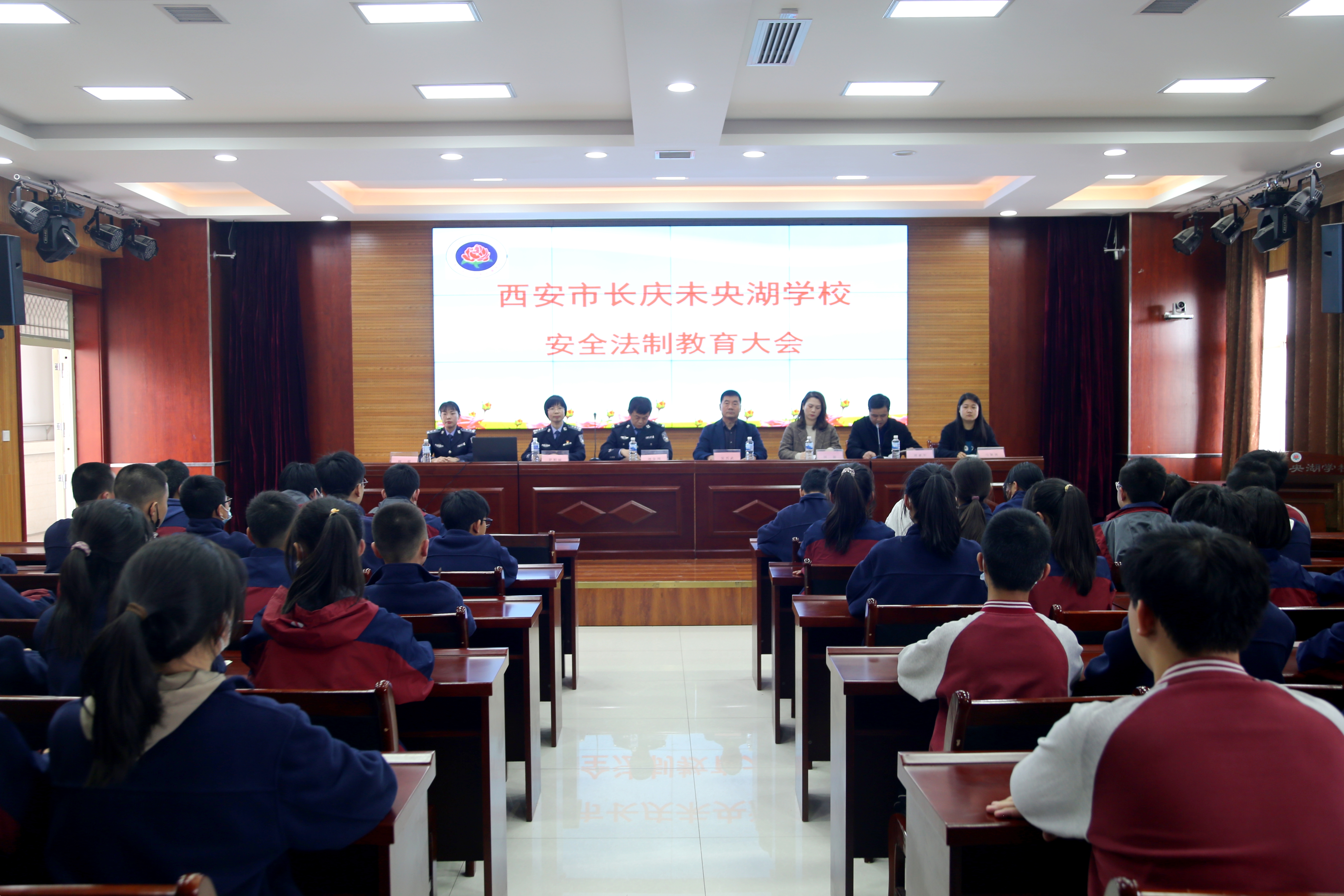 图为法制安全教育会议现场