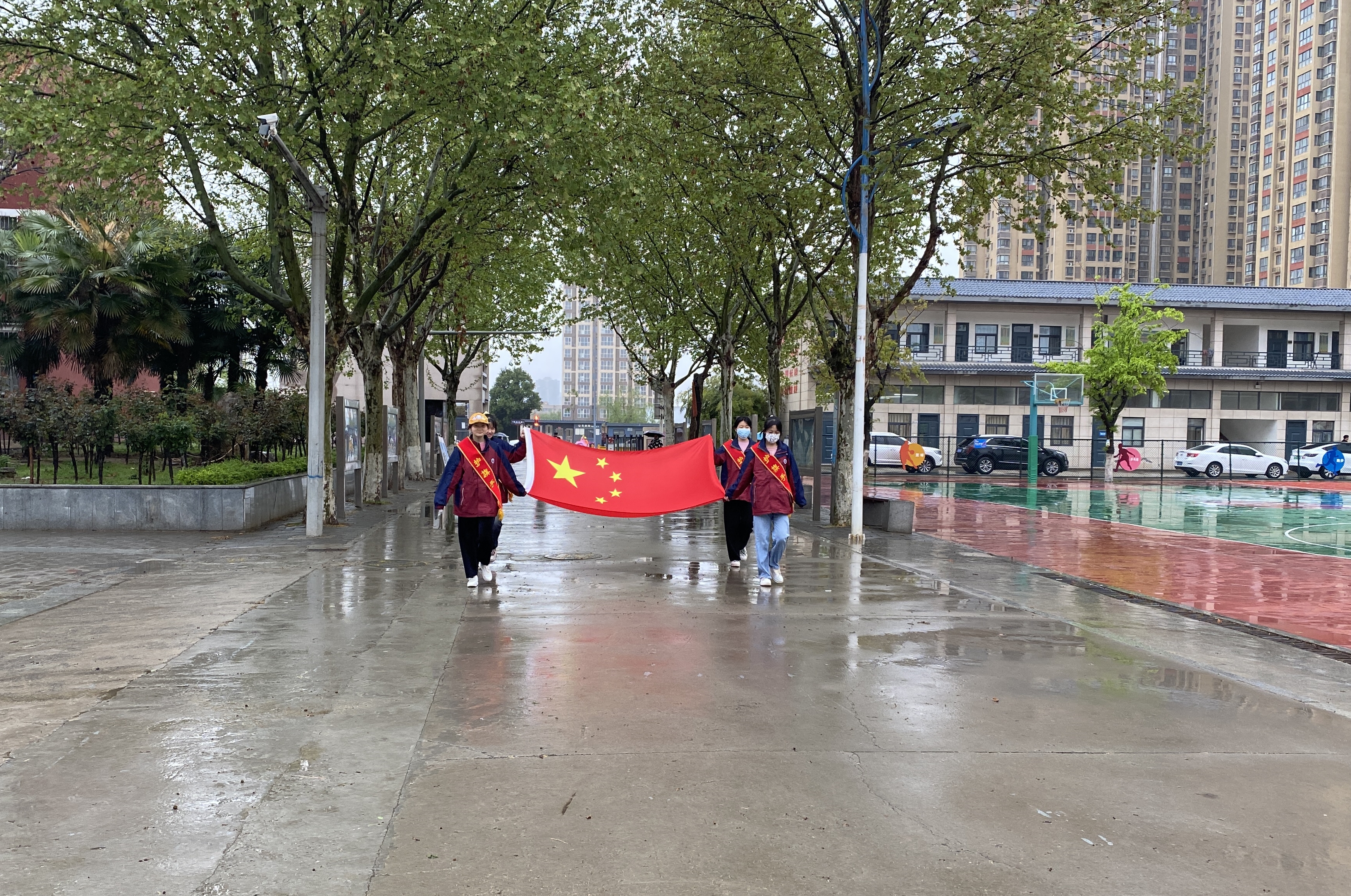 图为八二中队护旗手出旗