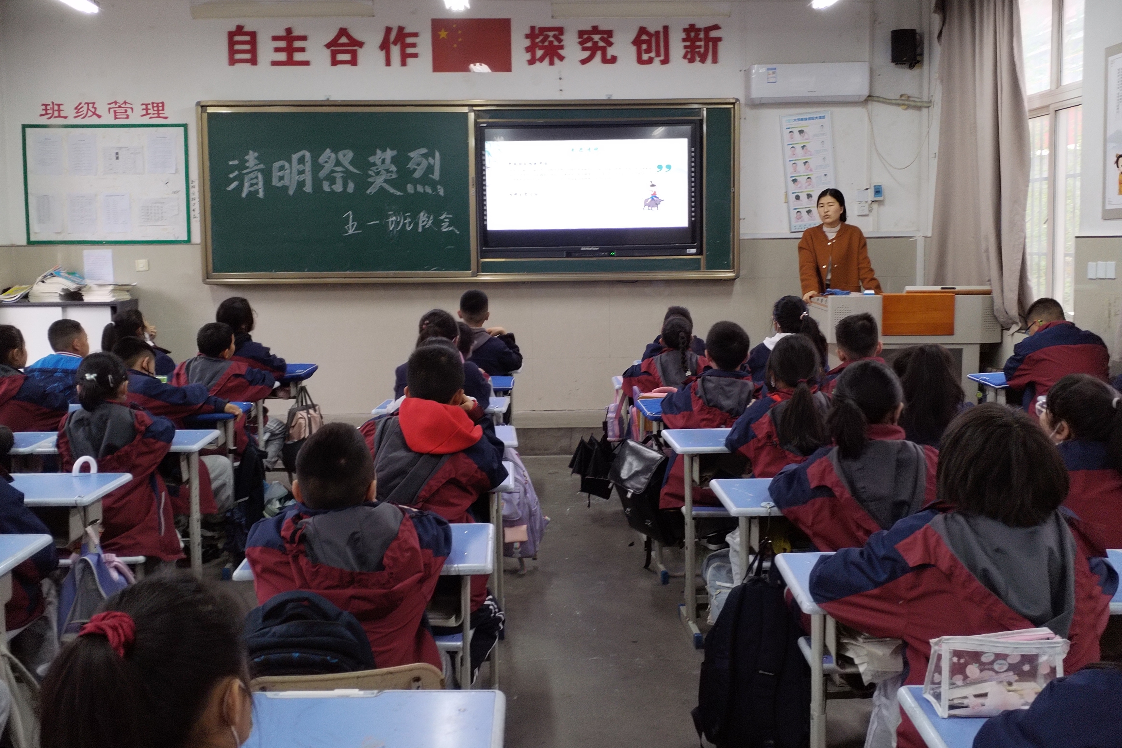 图为班主任为学生介绍清明节知识