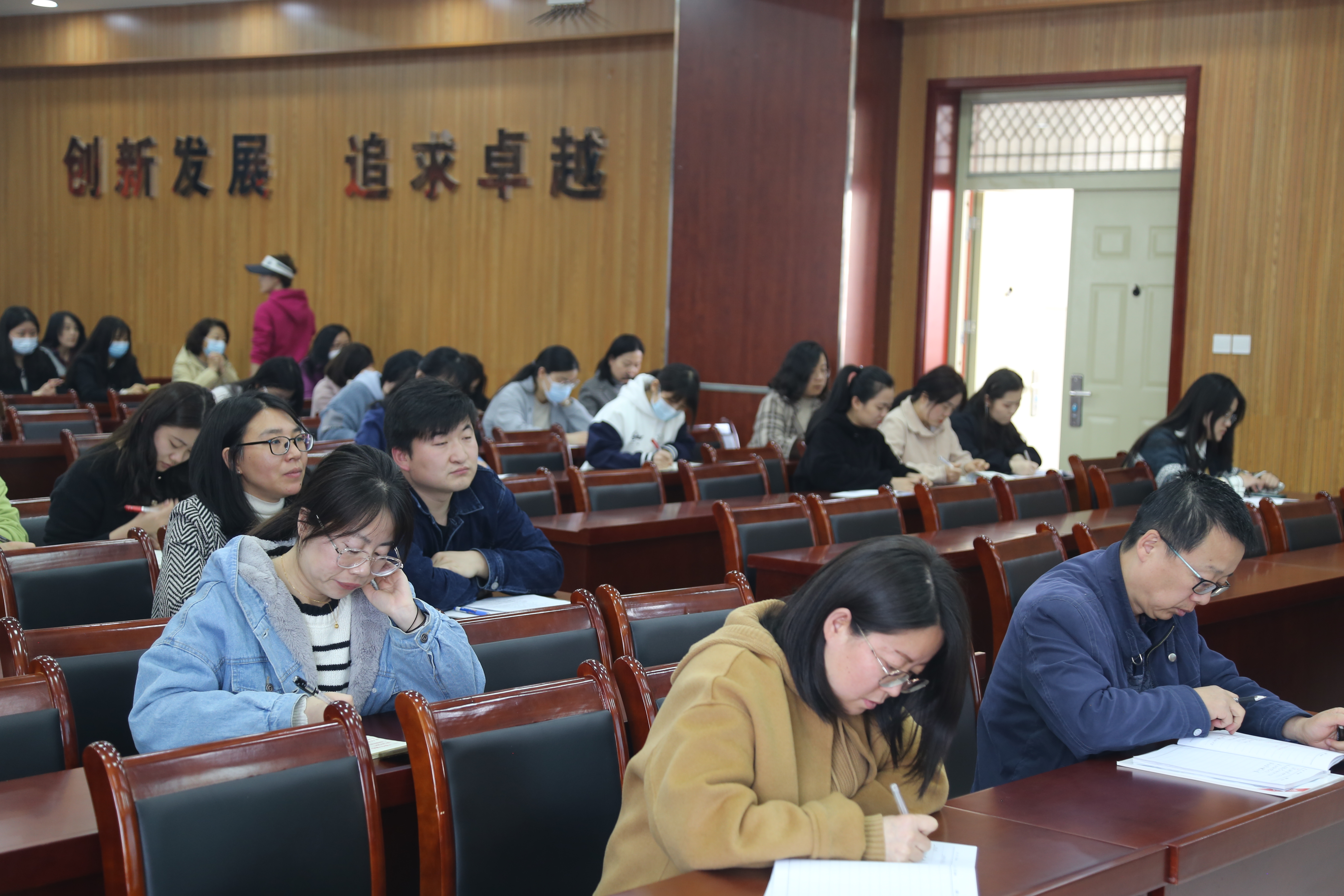 图为教师认真听会
