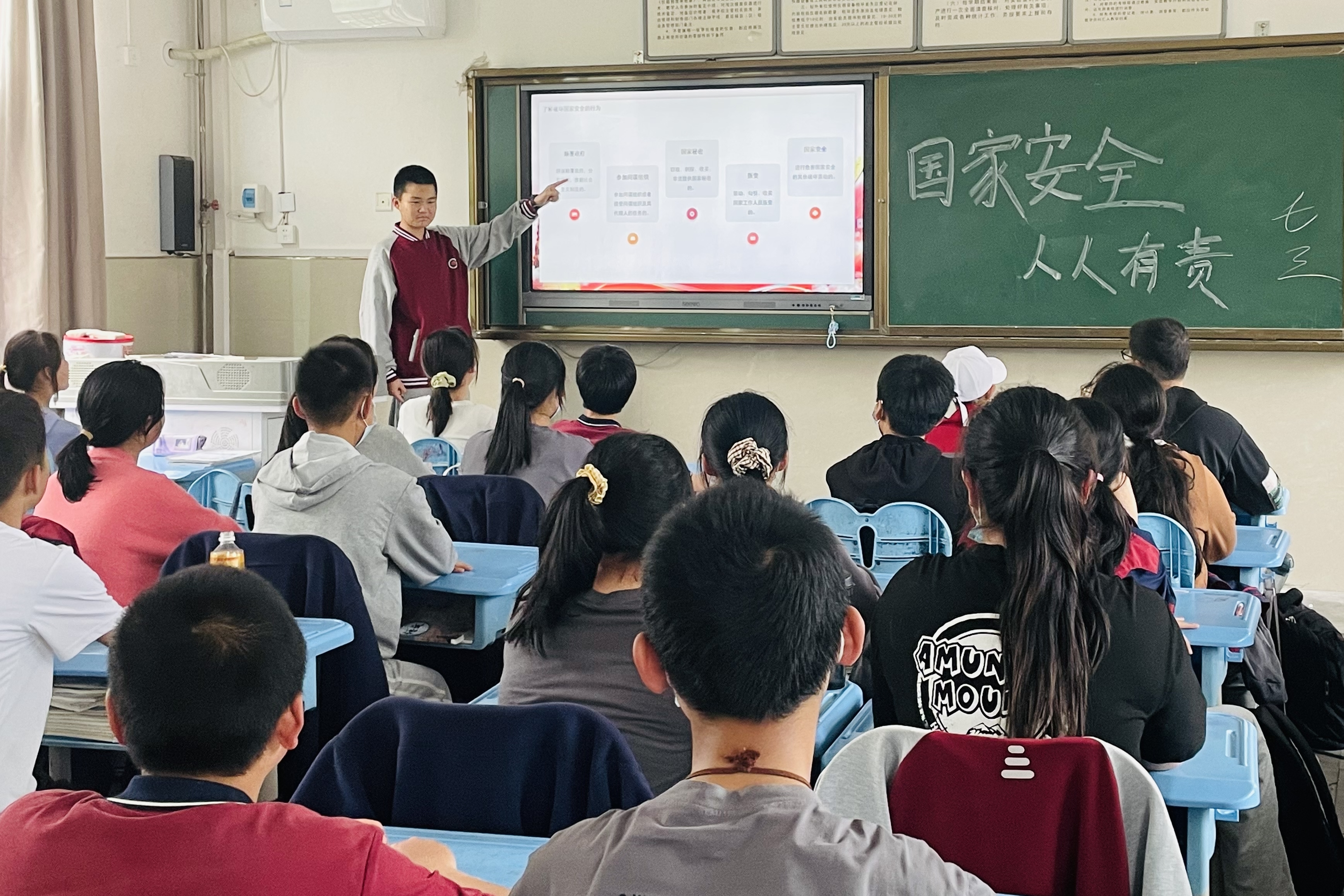 图为以班级为单位组织实施安全教育