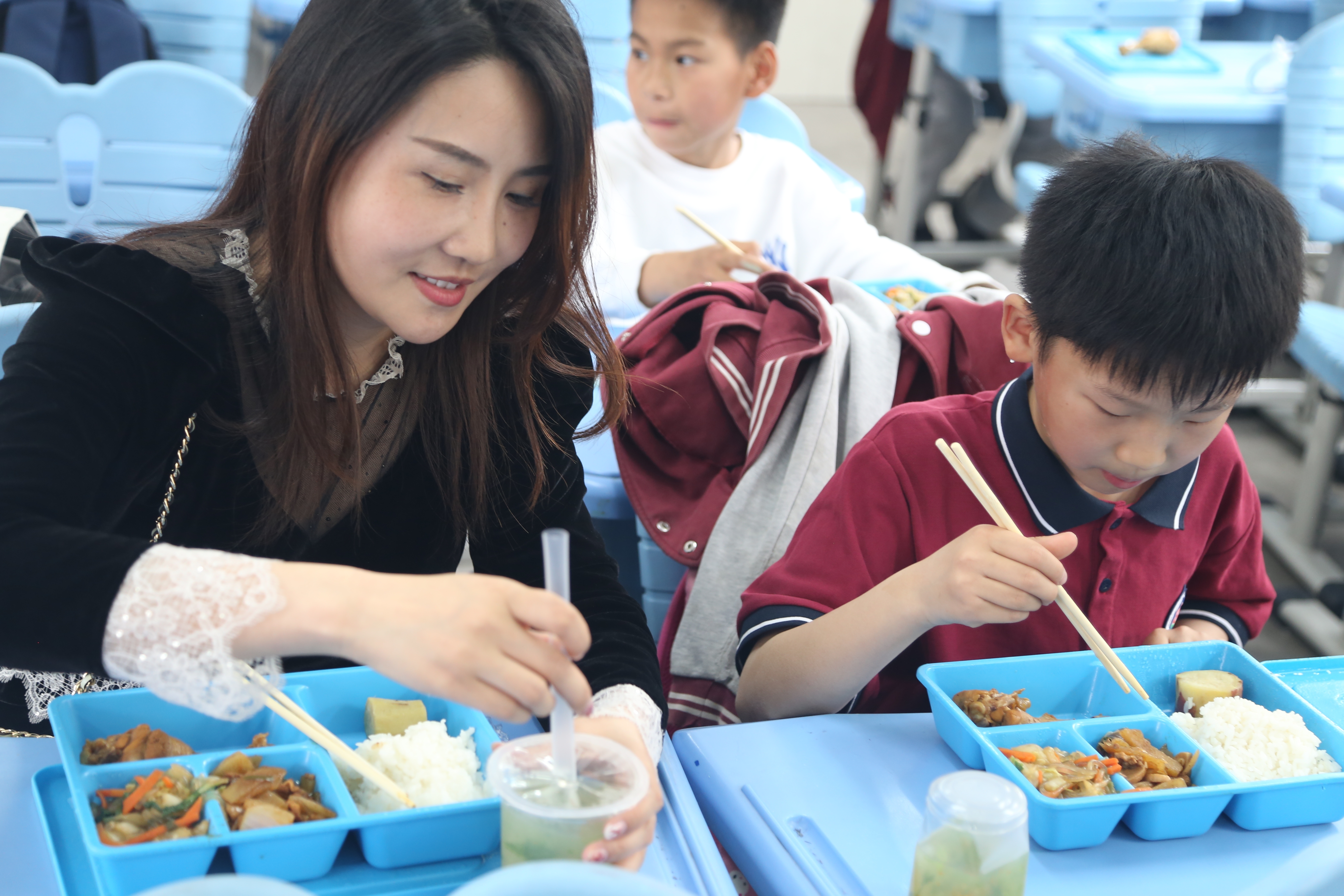 受邀家长与孩子共同就餐