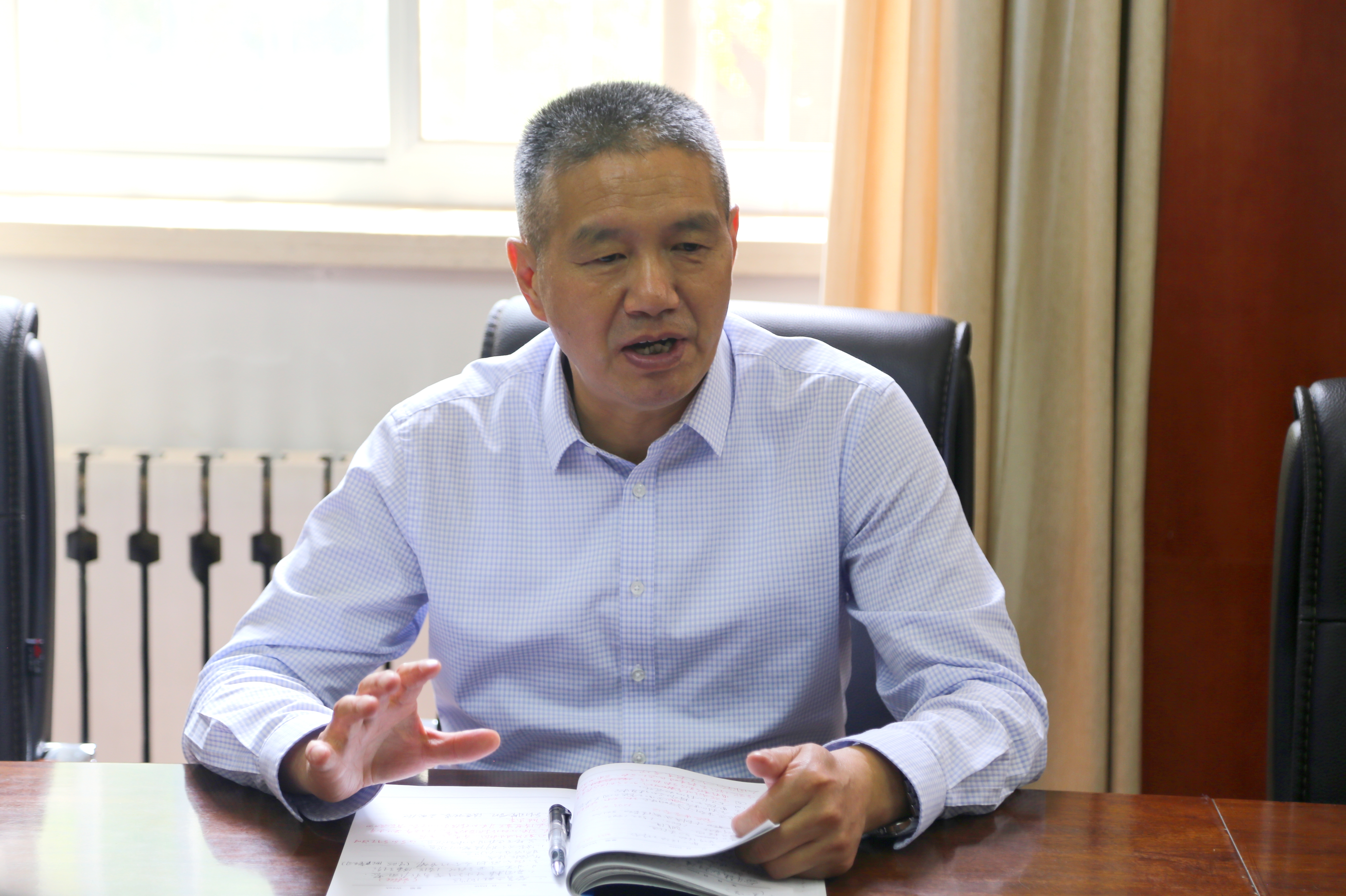 张吉高代表学校发言