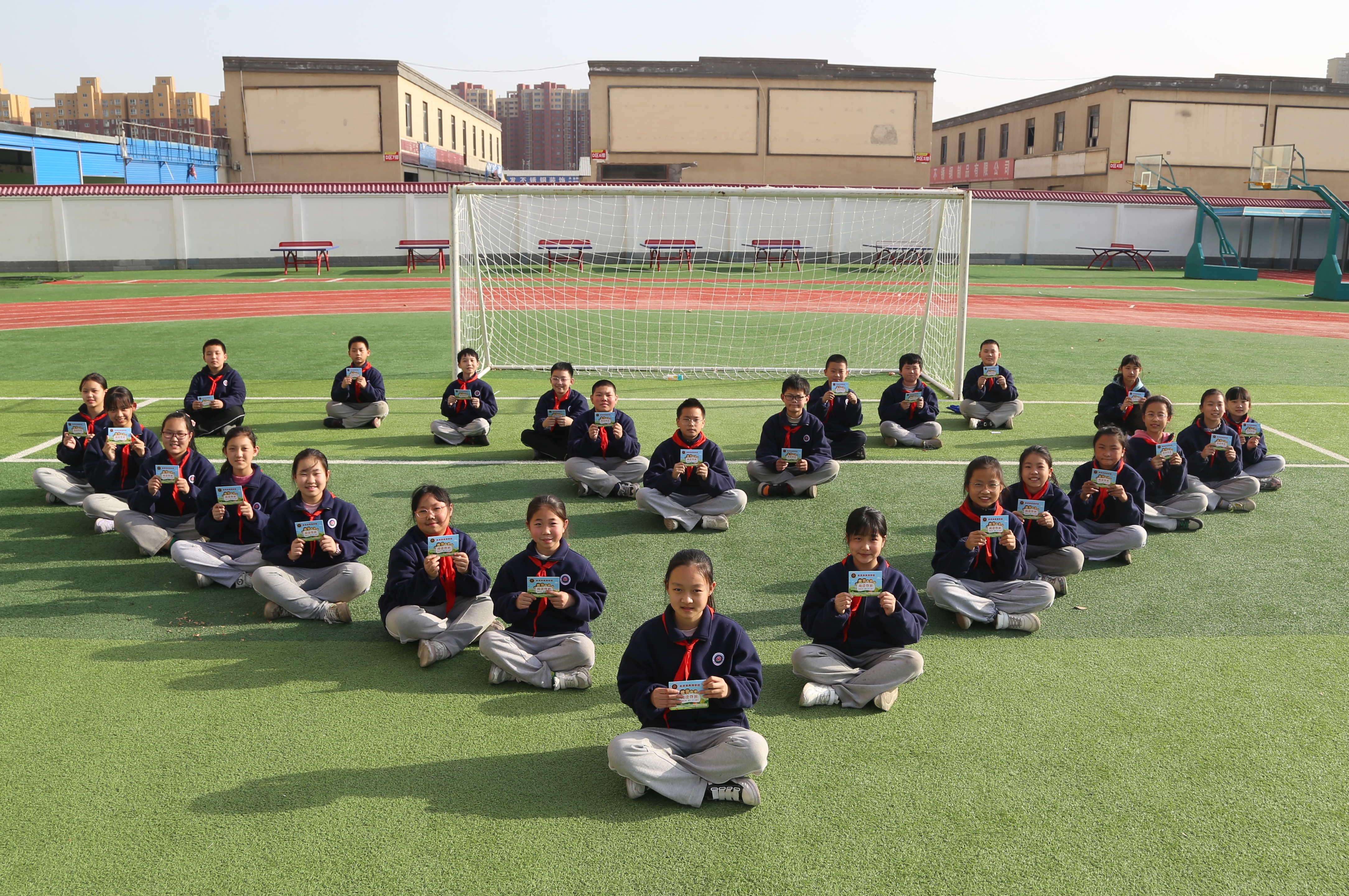 孩子们开心的分享阅读存折