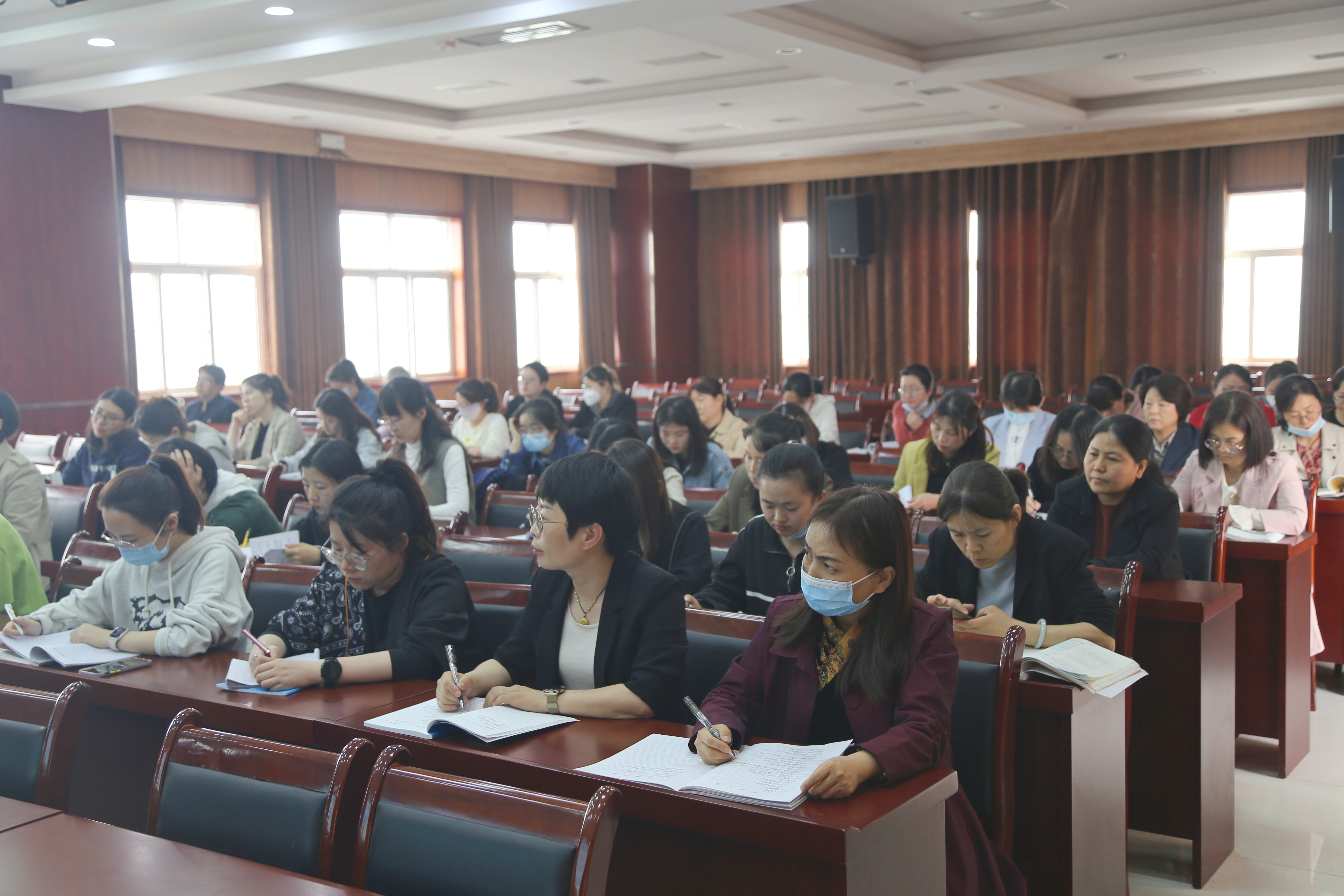 图为教职工认真听会