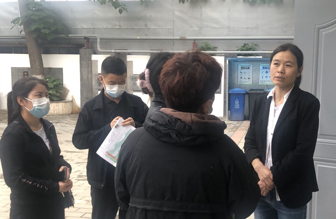 图为教师与家长交流