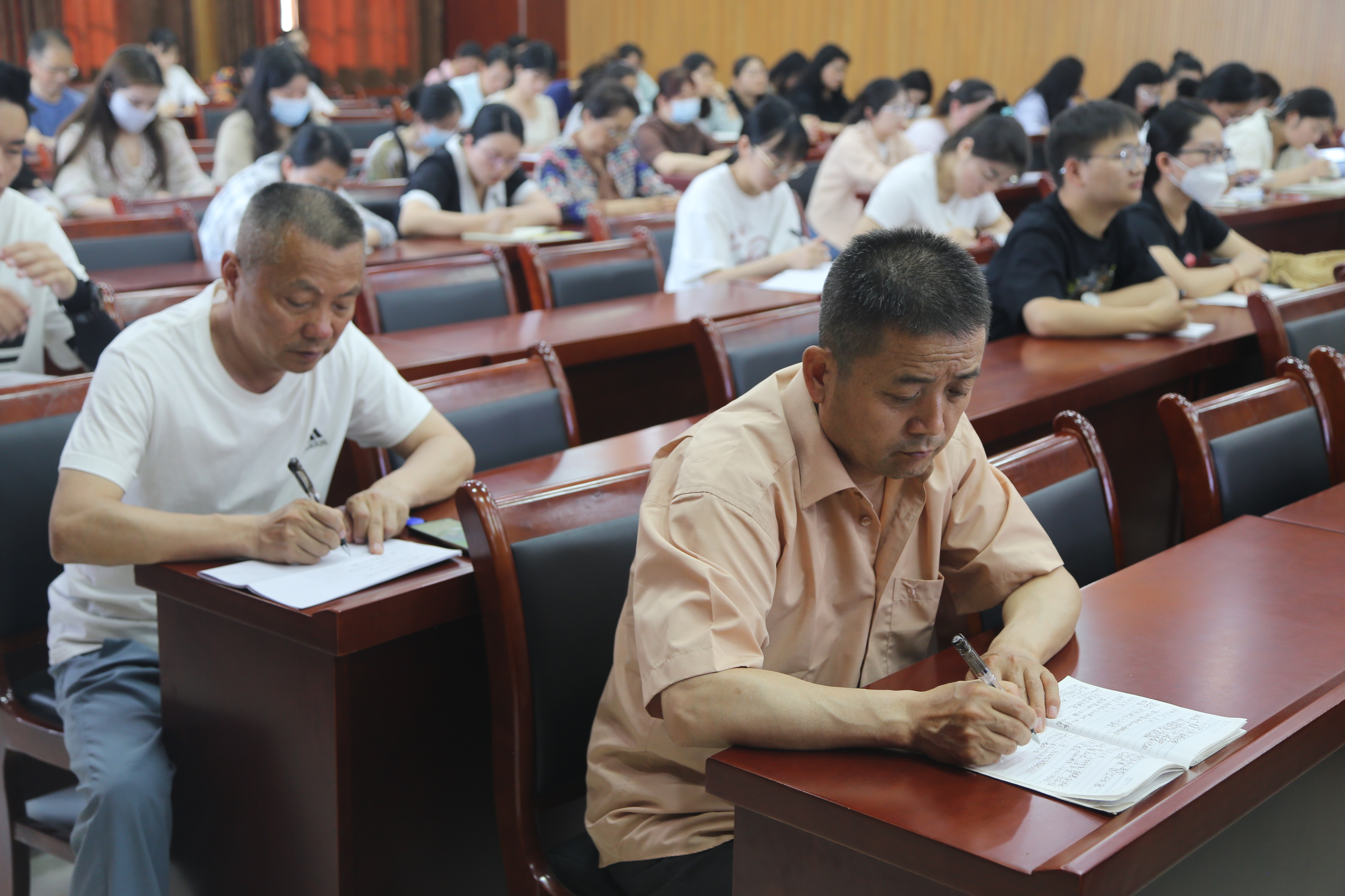 教师认真听会