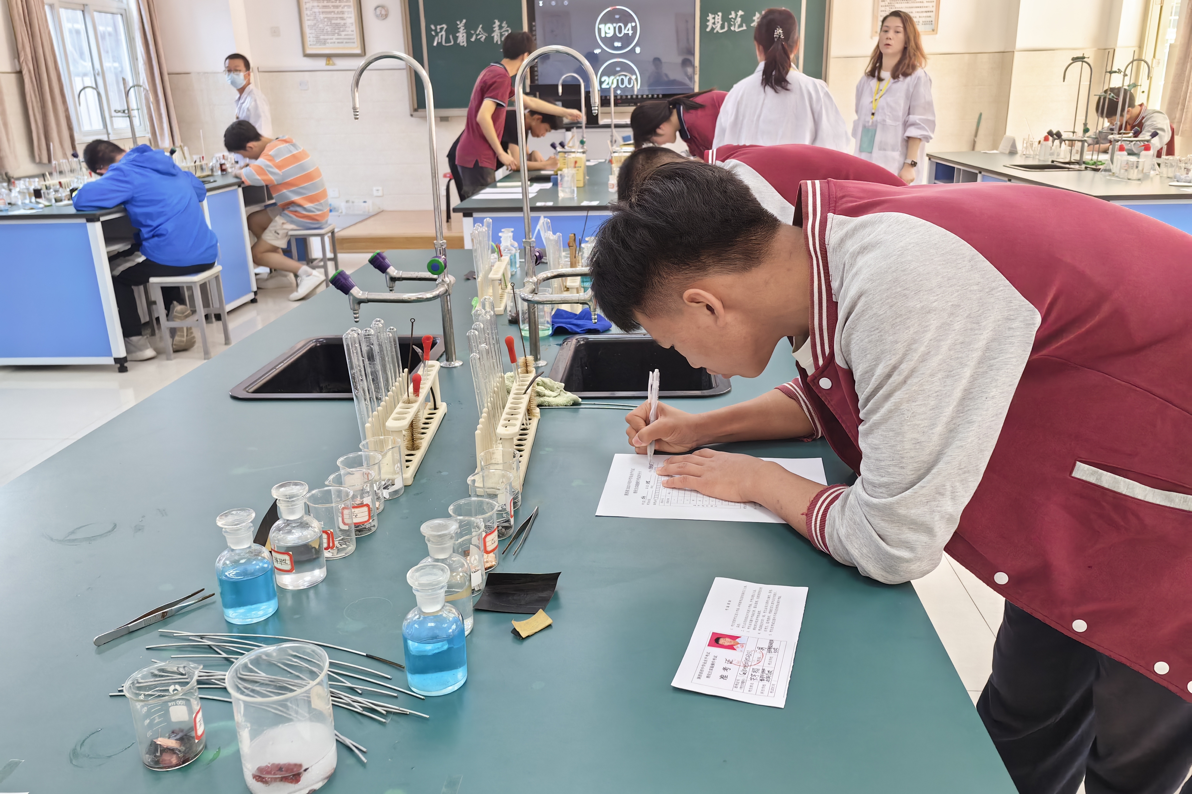 学生参加实验操作考试