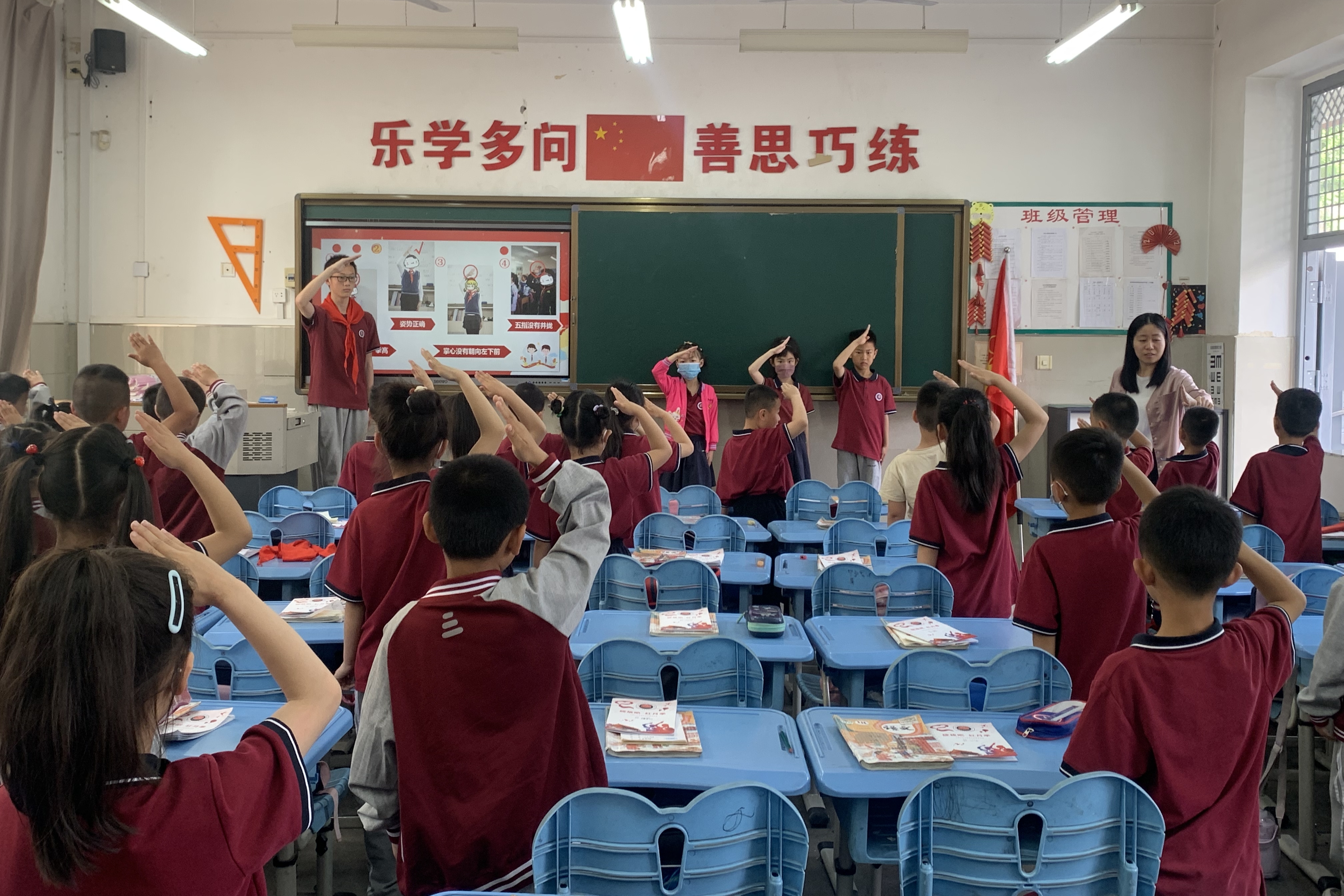 图为红月季讲师团进行少先队礼仪培训