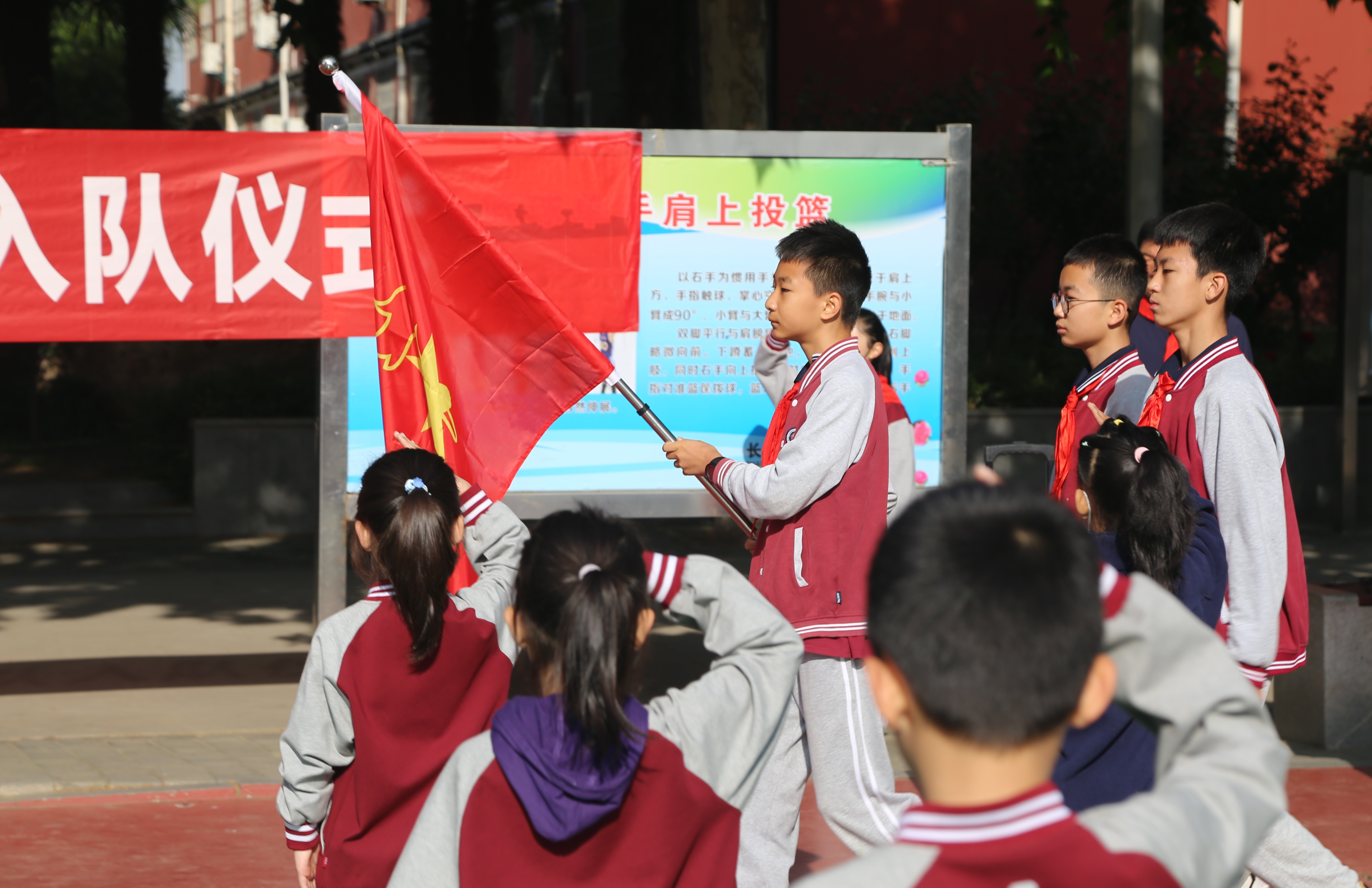 图为少先队队旗进入会场