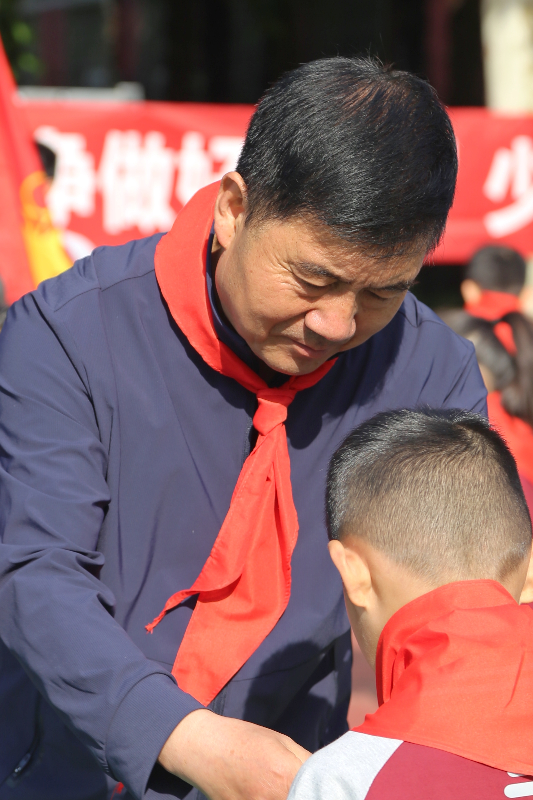 为新队员佩戴红领巾