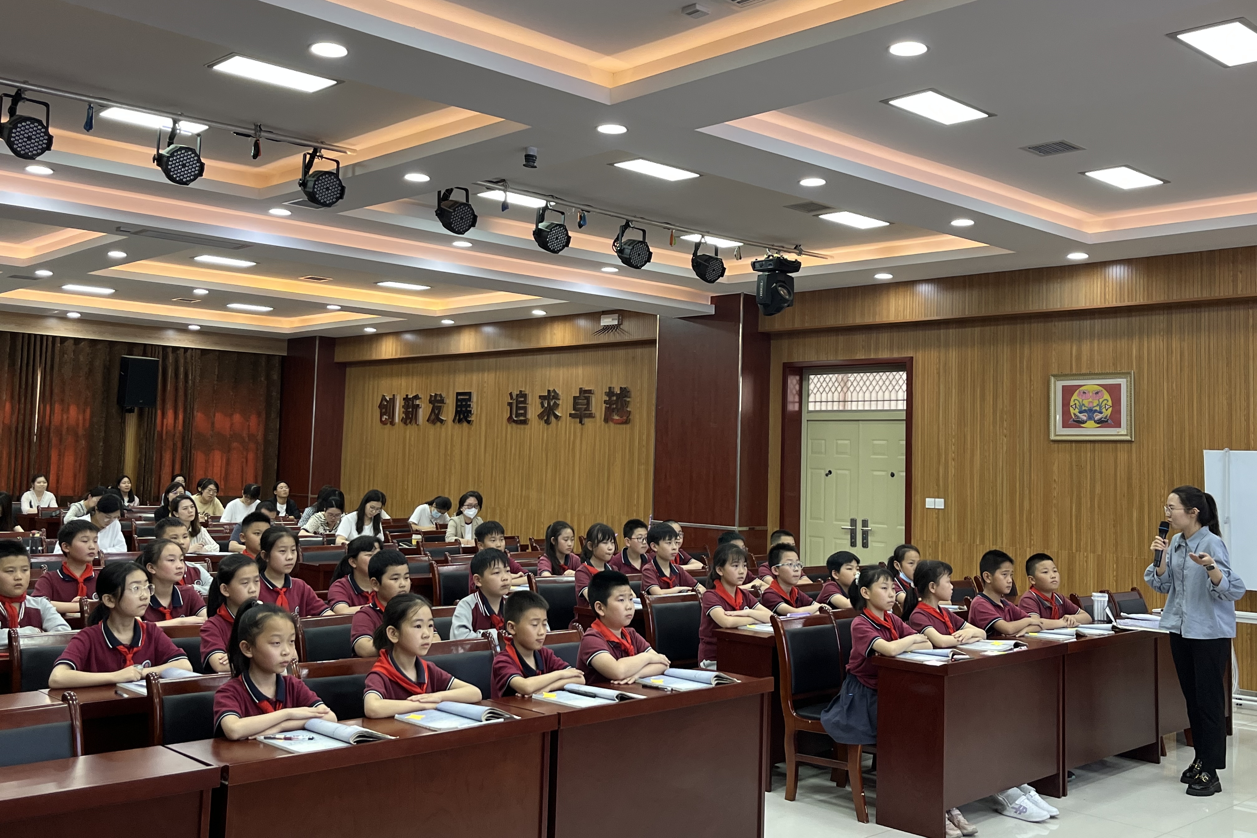 图为青年介绍刘梦瑶上课