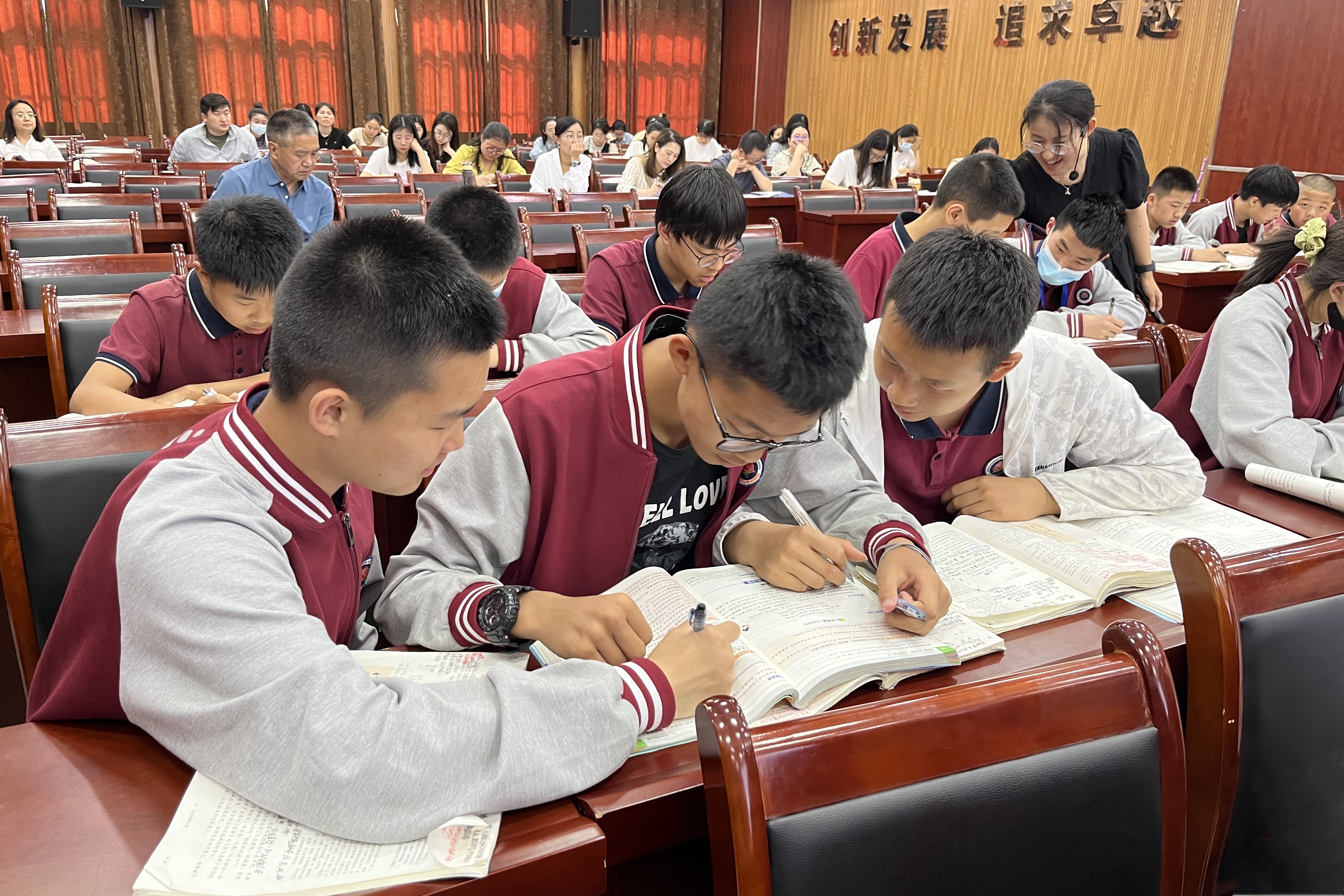 图为青年教师常一在上课