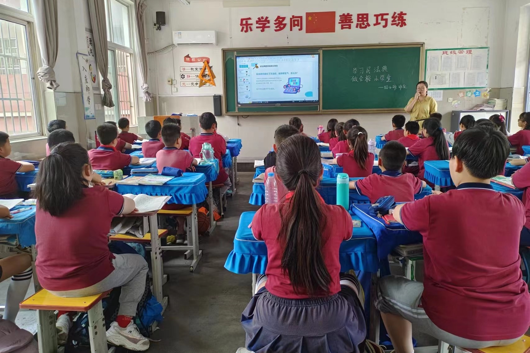 图为老师耐心讲解