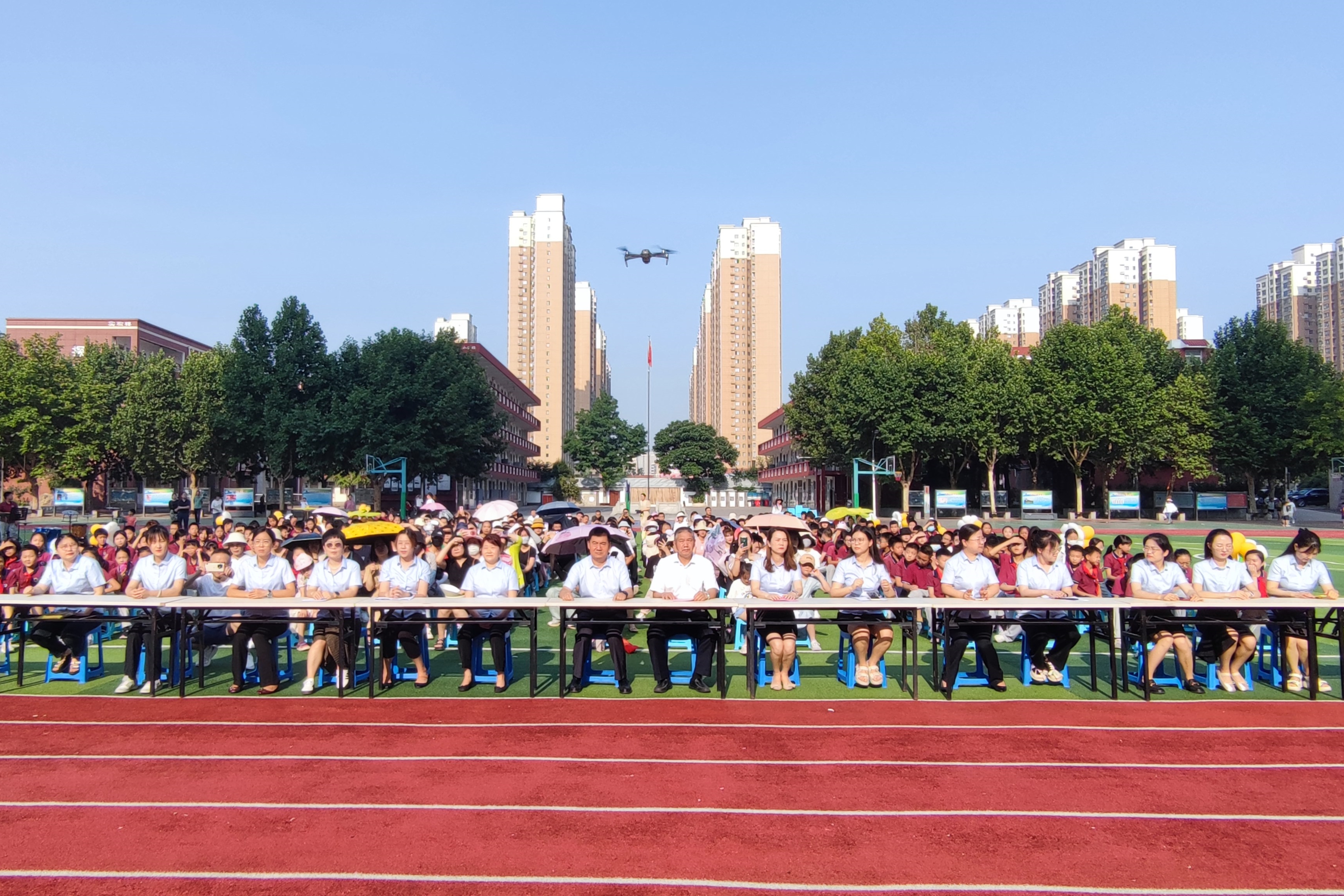 图为六年级毕业典礼活动现场