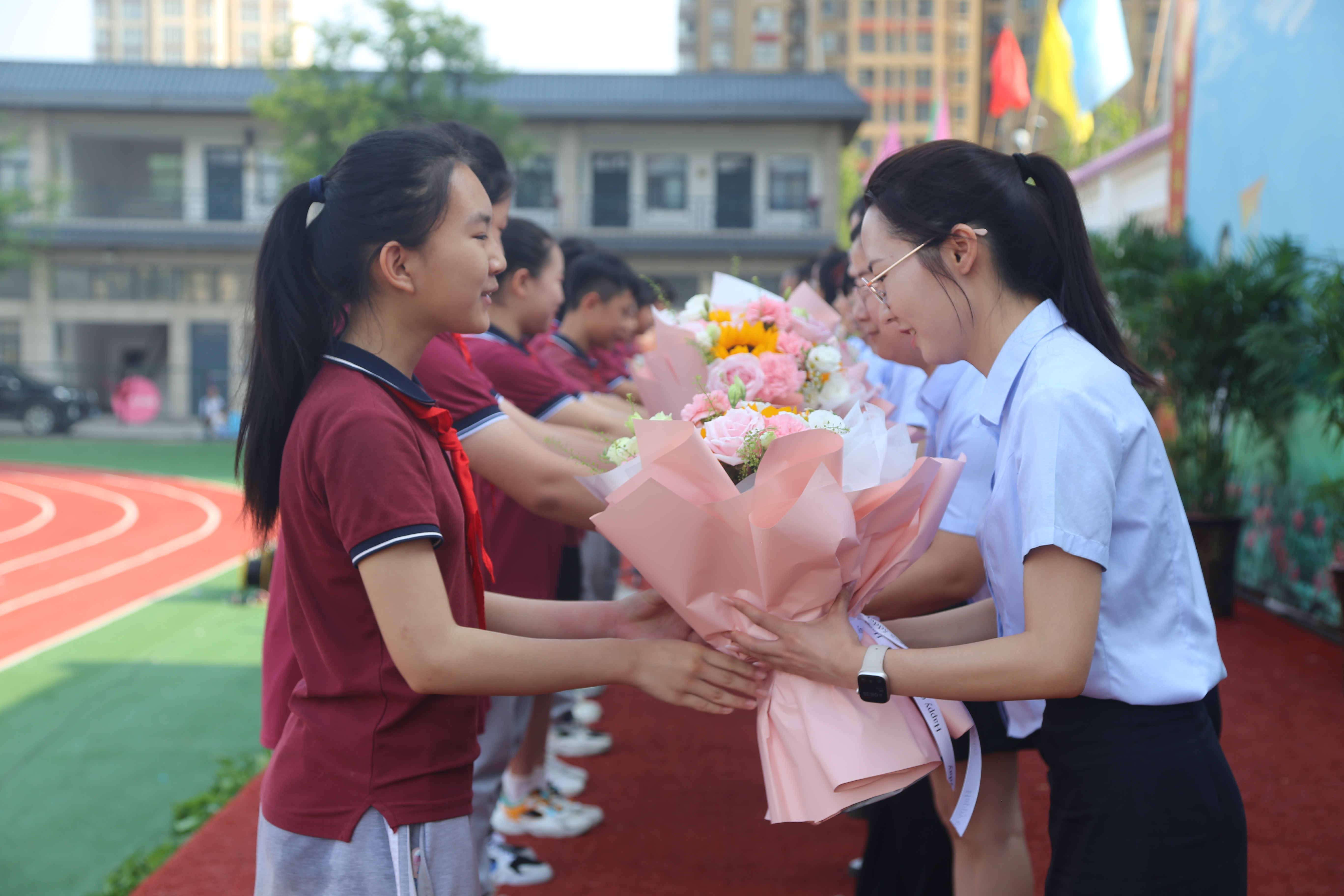 六年级学生代表为任课教师献花
